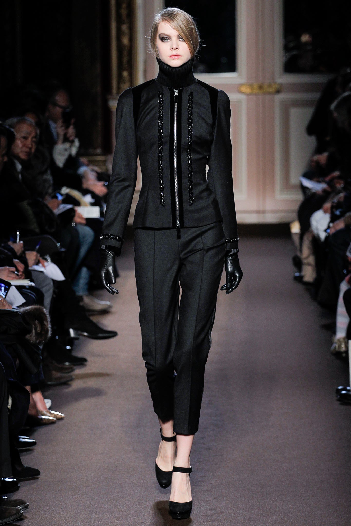 black leather fitted gloves