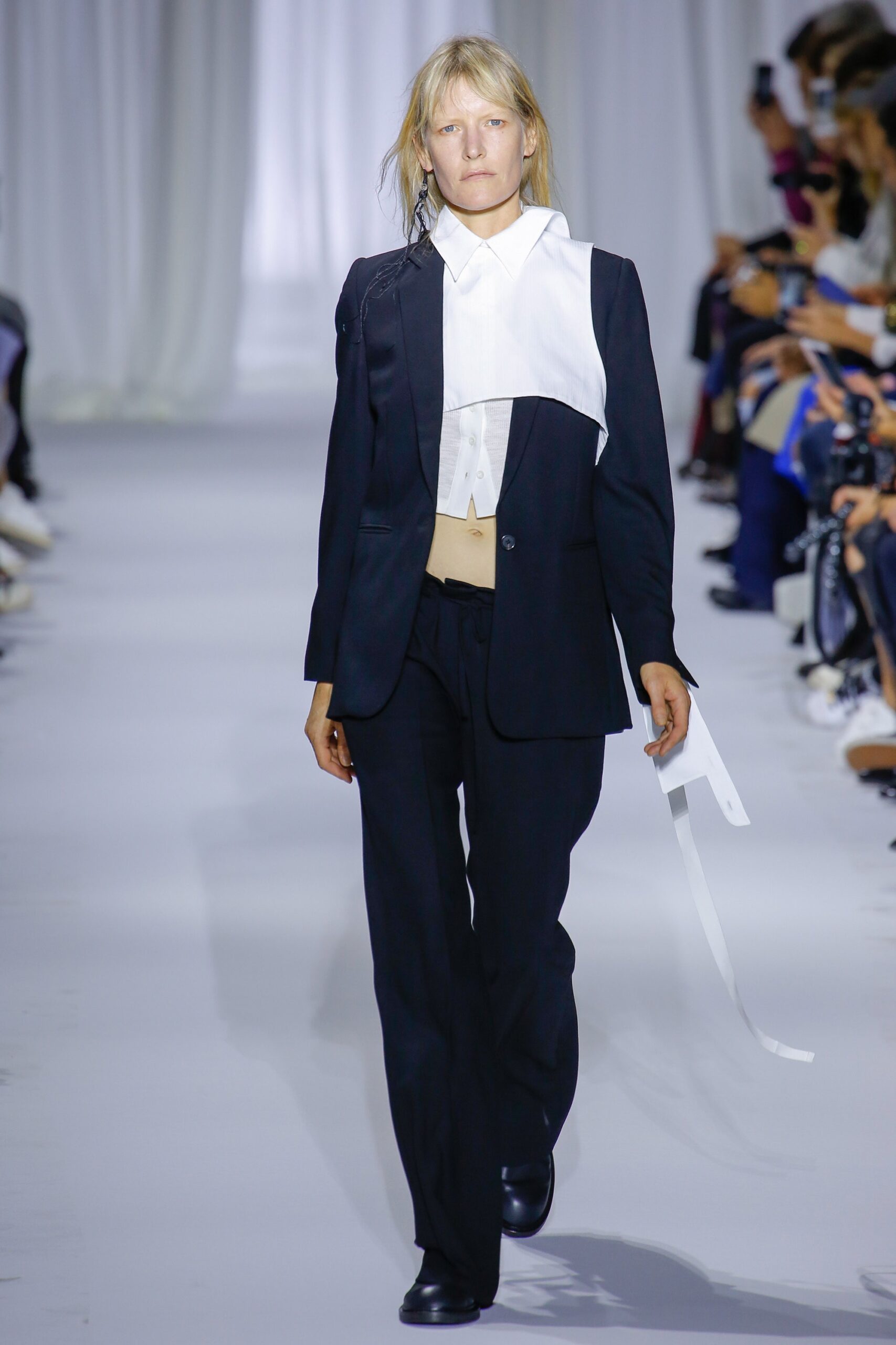 white cotton long-sleeve collared fitted cropped shirt