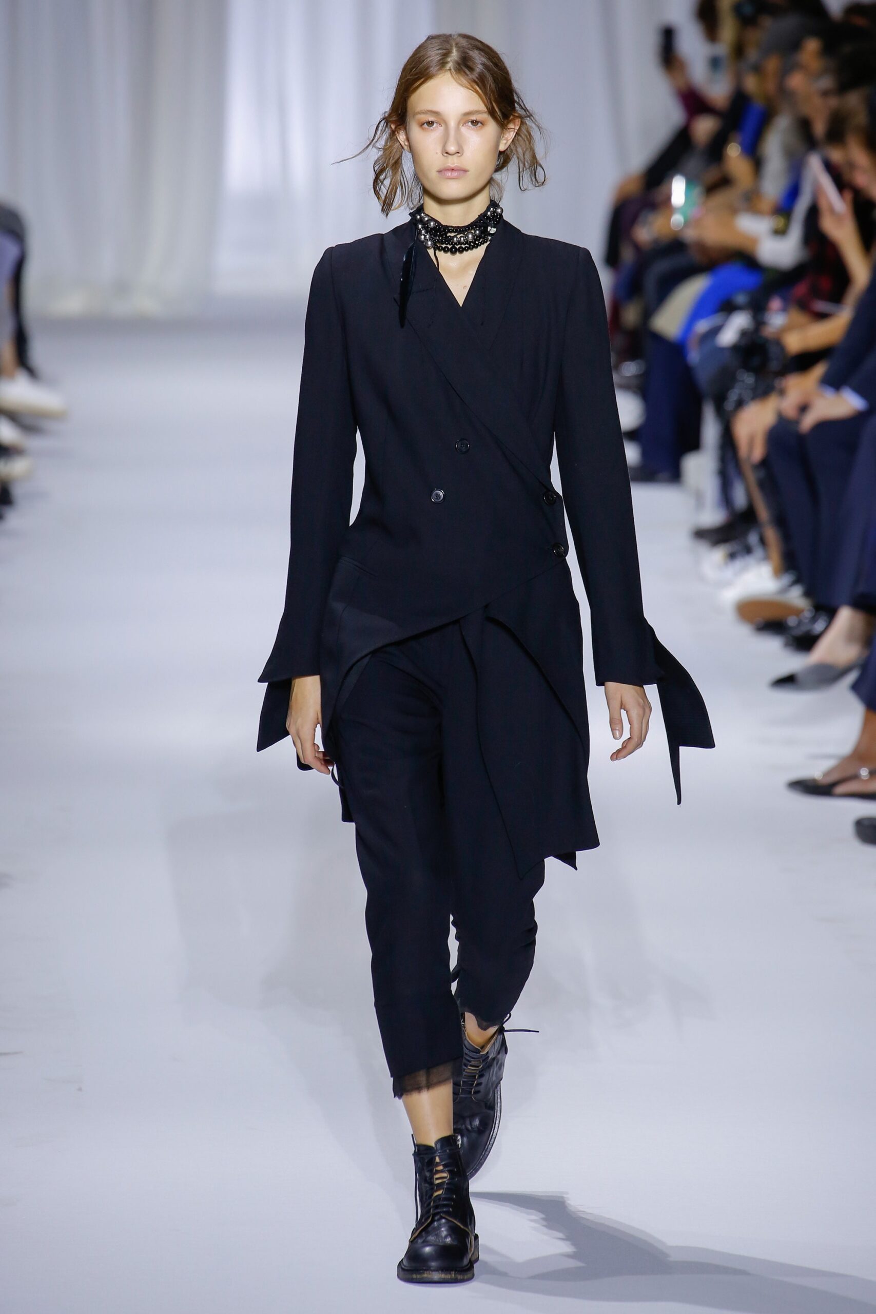black cotton long-sleeve collared fitted buttoned blazer
