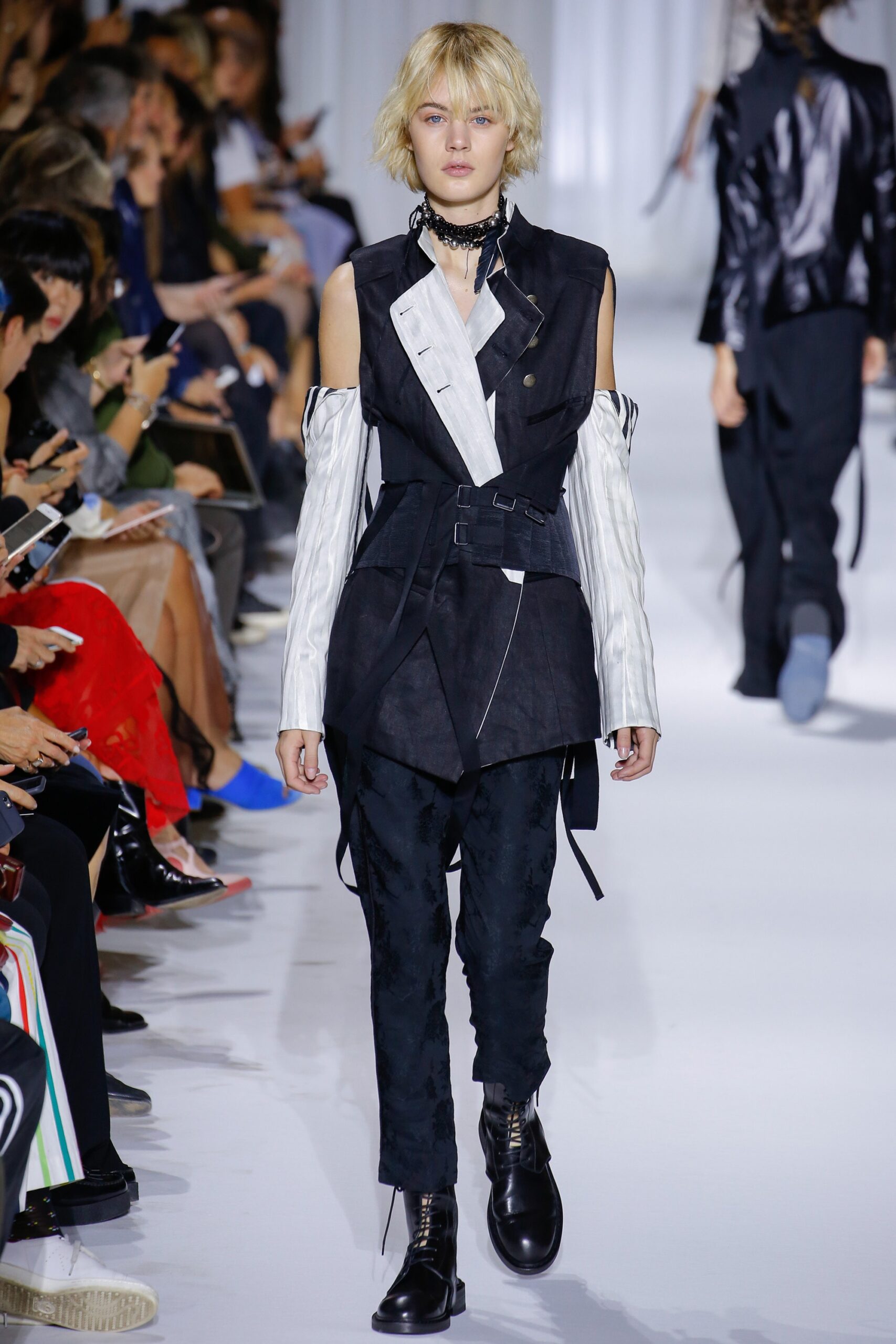 black cotton long-sleeve collared fitted buttoned jacket