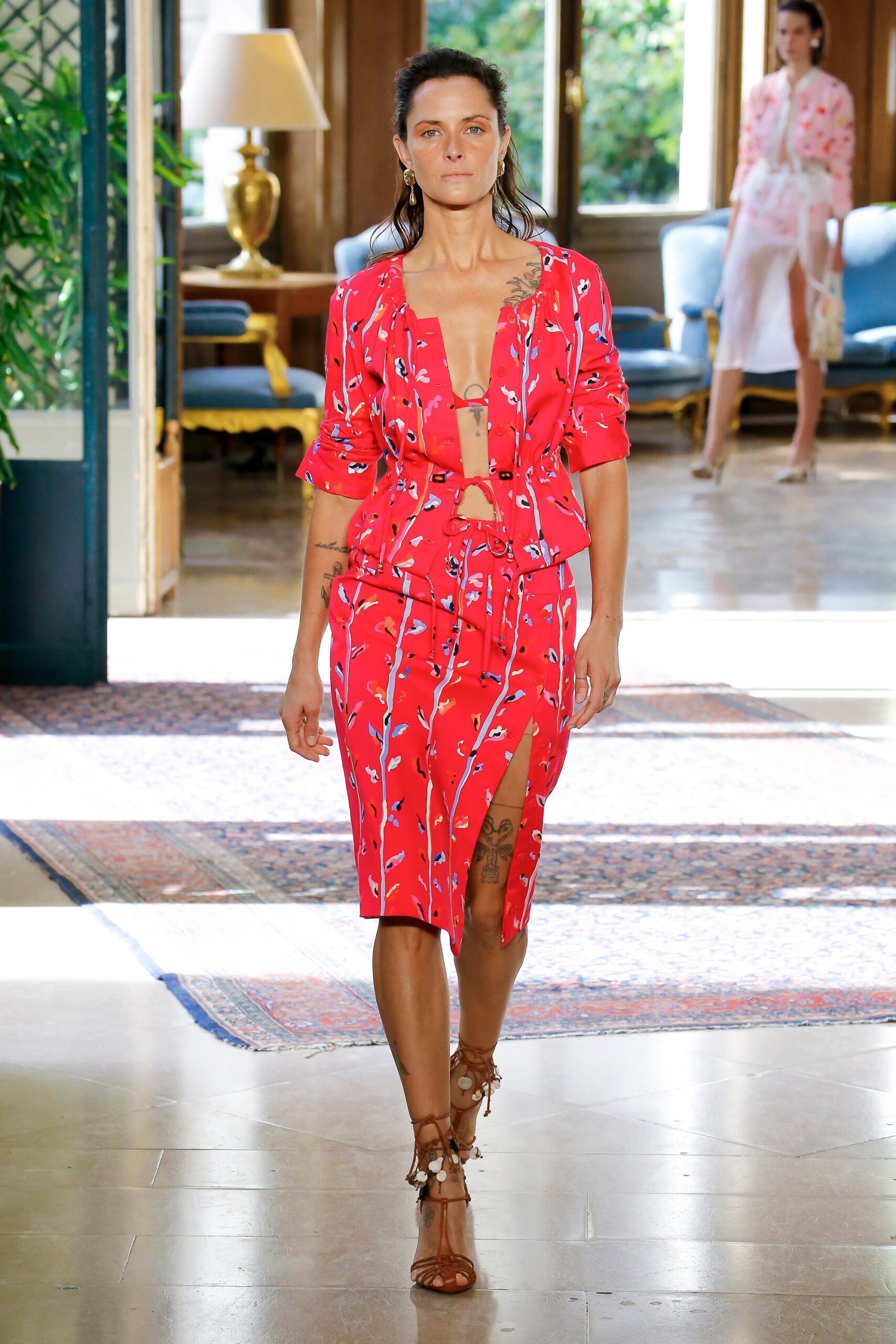 red short-sleeve v-neck fitted floral zippered midi dress