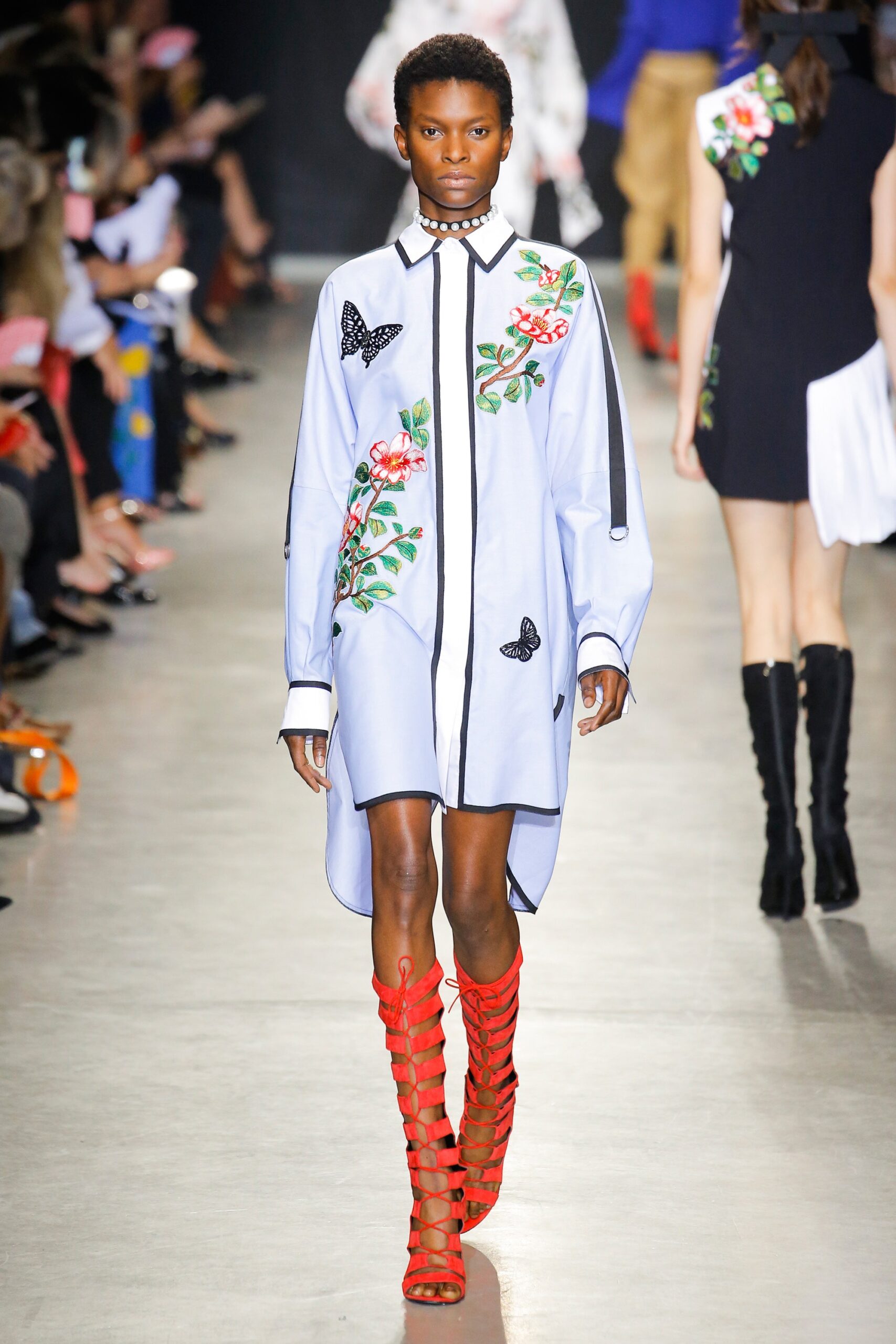 blue embroidered shirt-dress with red shoes