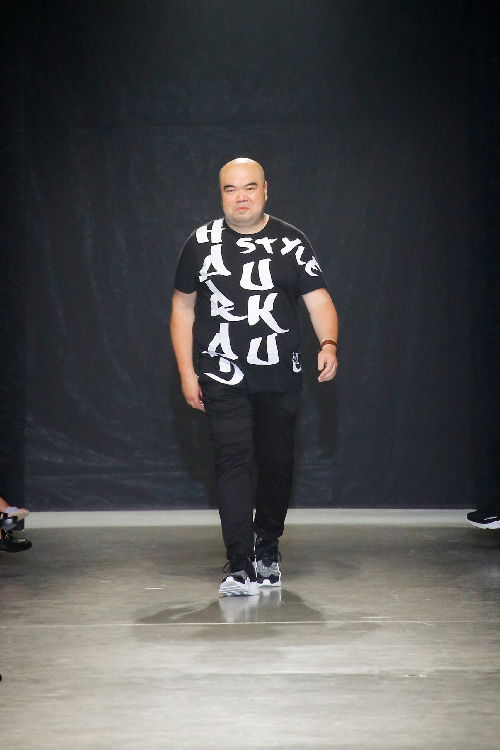 black short-sleeve collared relaxed printed t-shirt