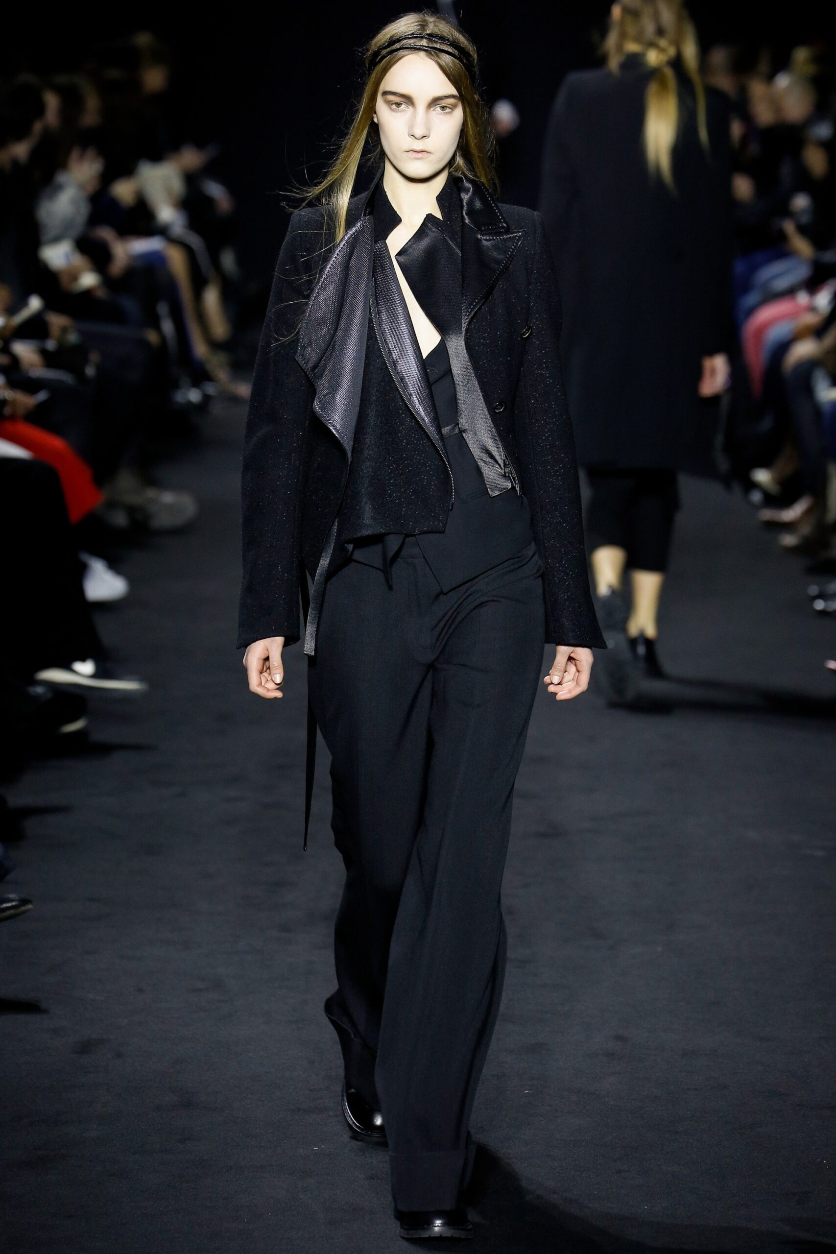 black wool long-sleeve collared fitted layered blazer