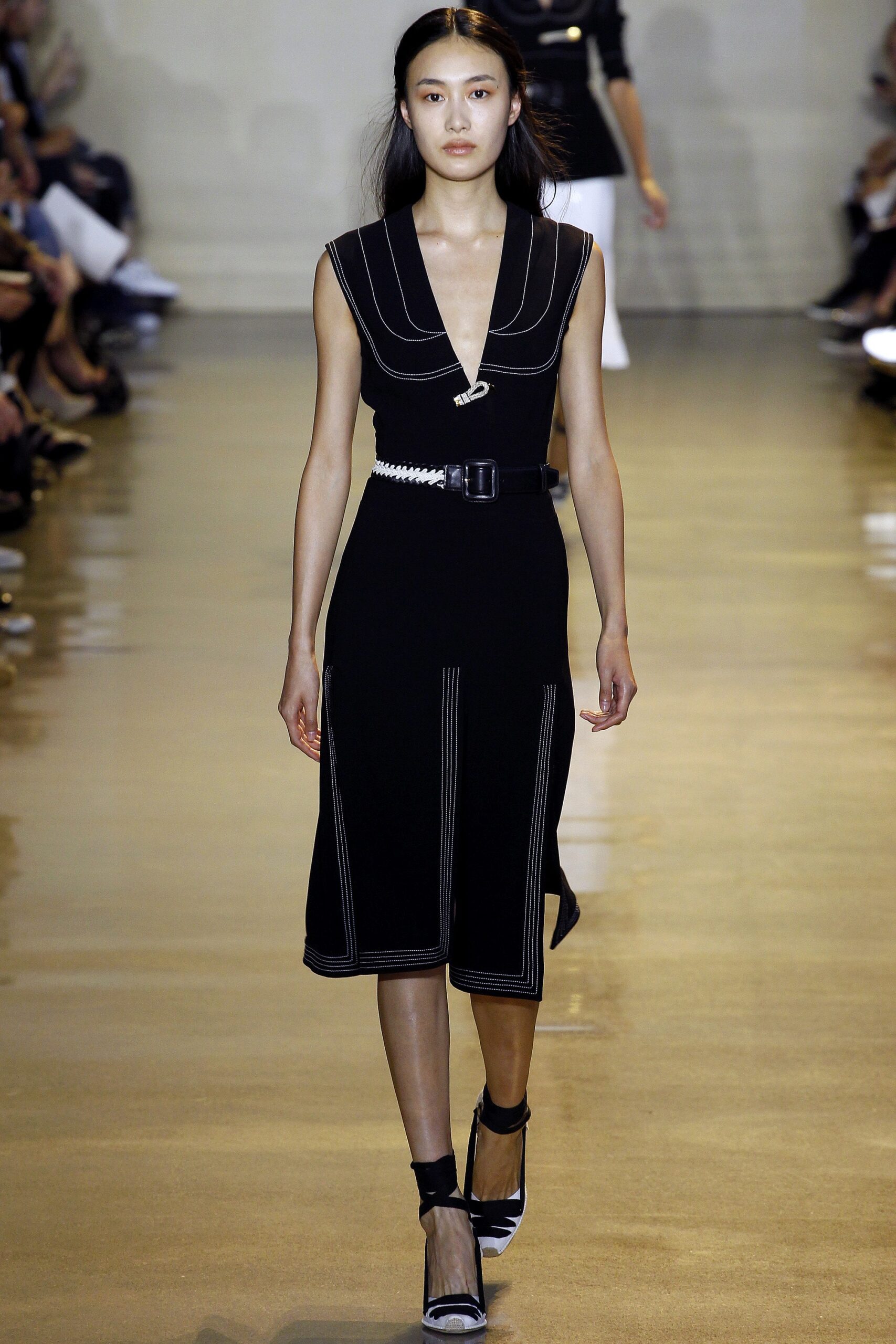 black fitted sleeveless dress