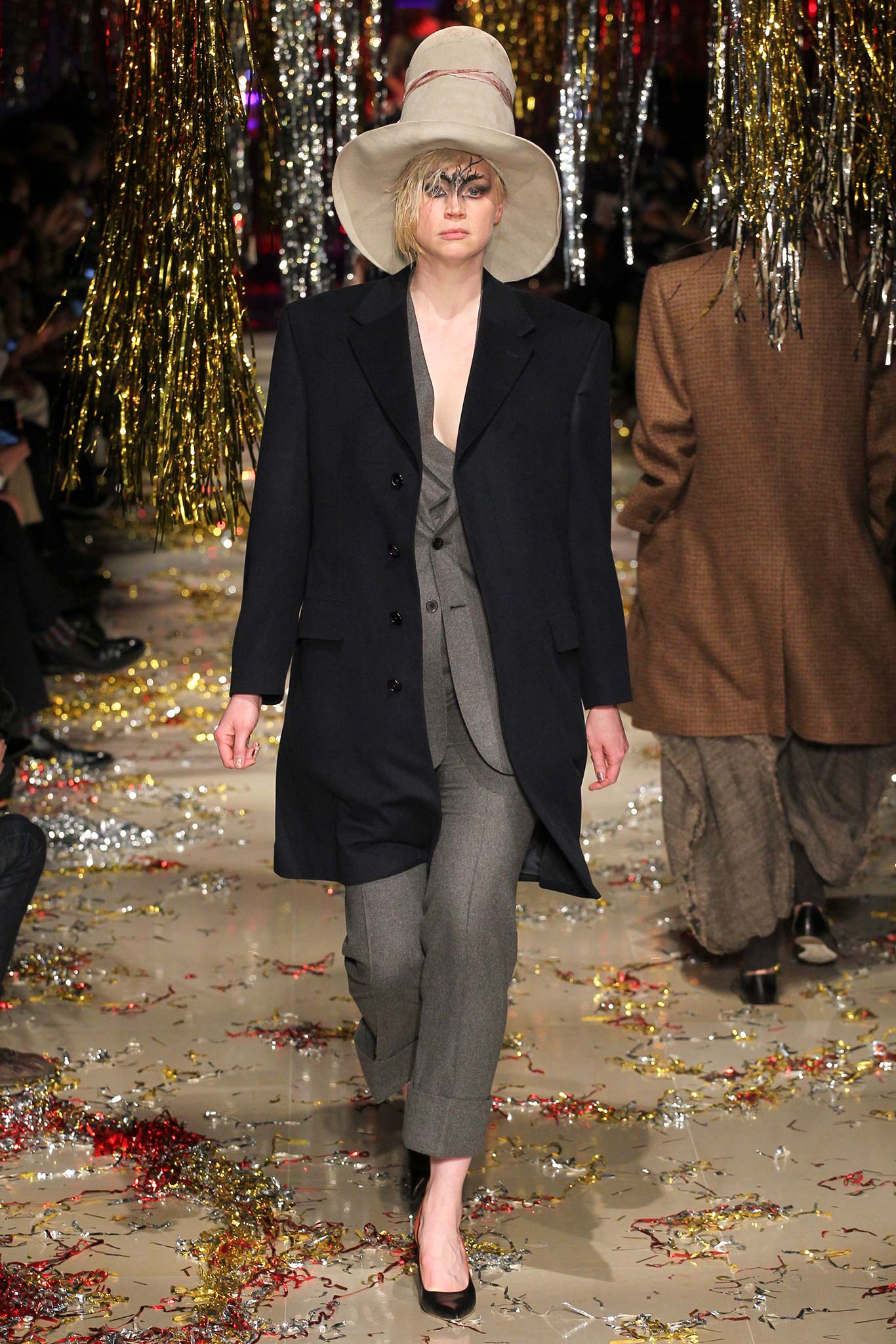 black tailored suit with beige hat