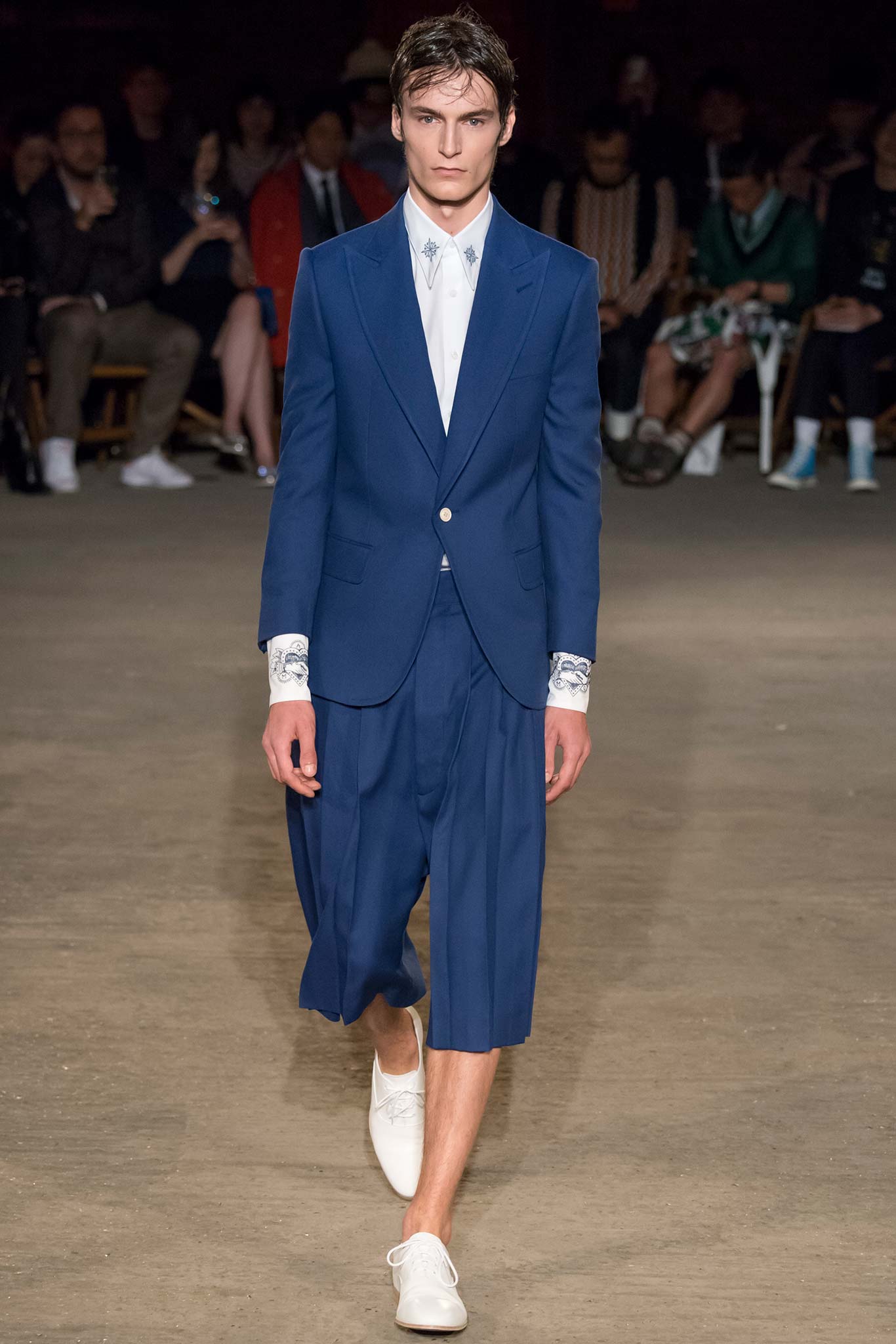 blue long-sleeve collared tailored pleated suit