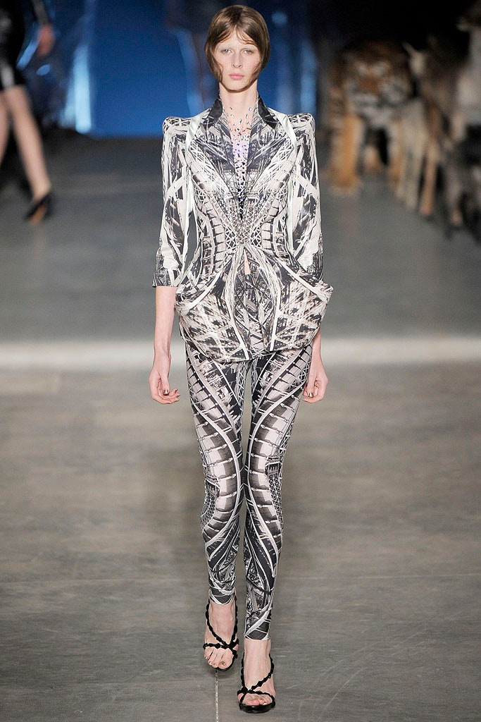 white silk long-sleeve collared tailored printed blazer