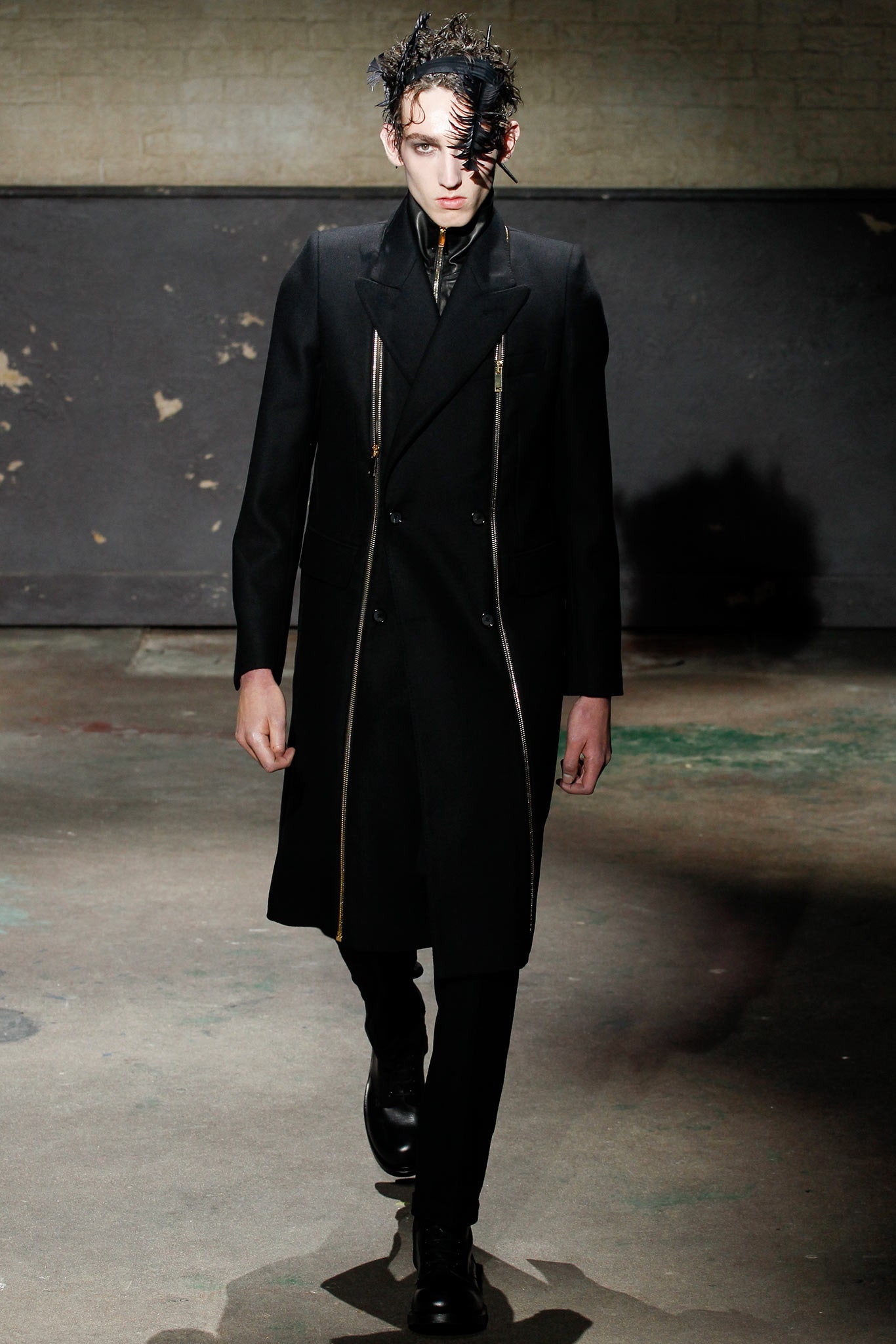 black wool long-sleeve collared fitted zippered coat