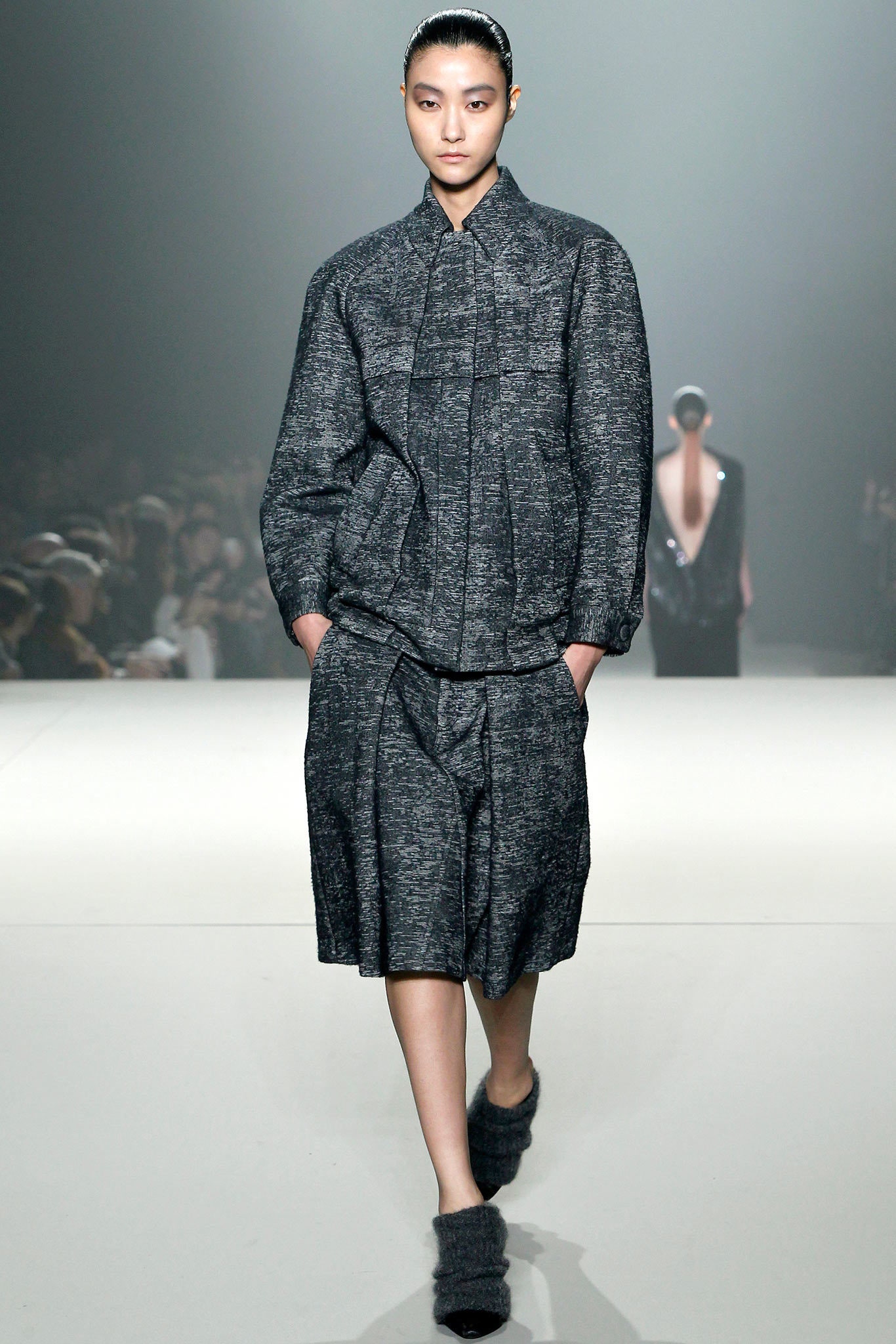 gray wool long-sleeve collared relaxed pleated jacket