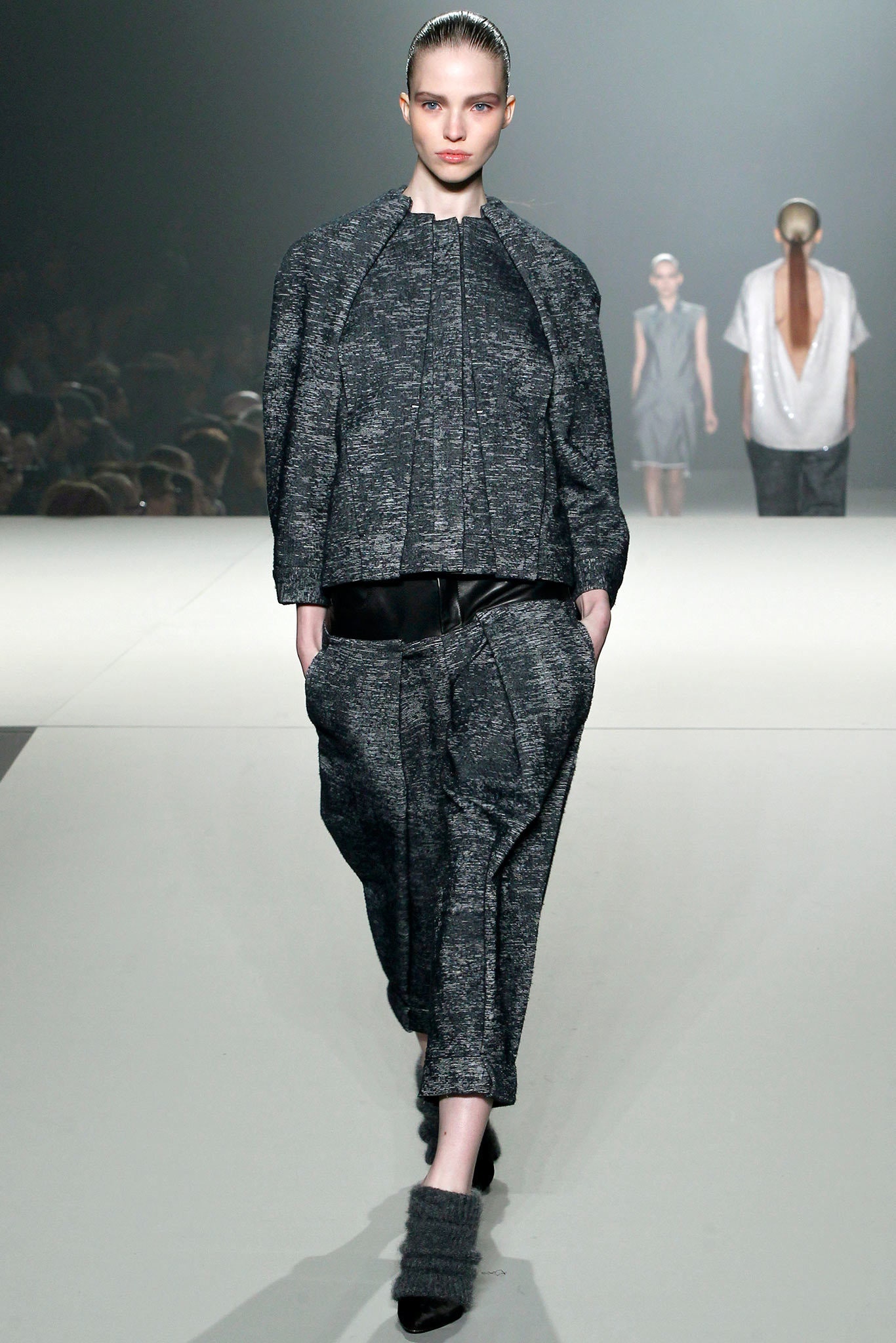 gray tweed long-sleeve collared relaxed buttoned jacket