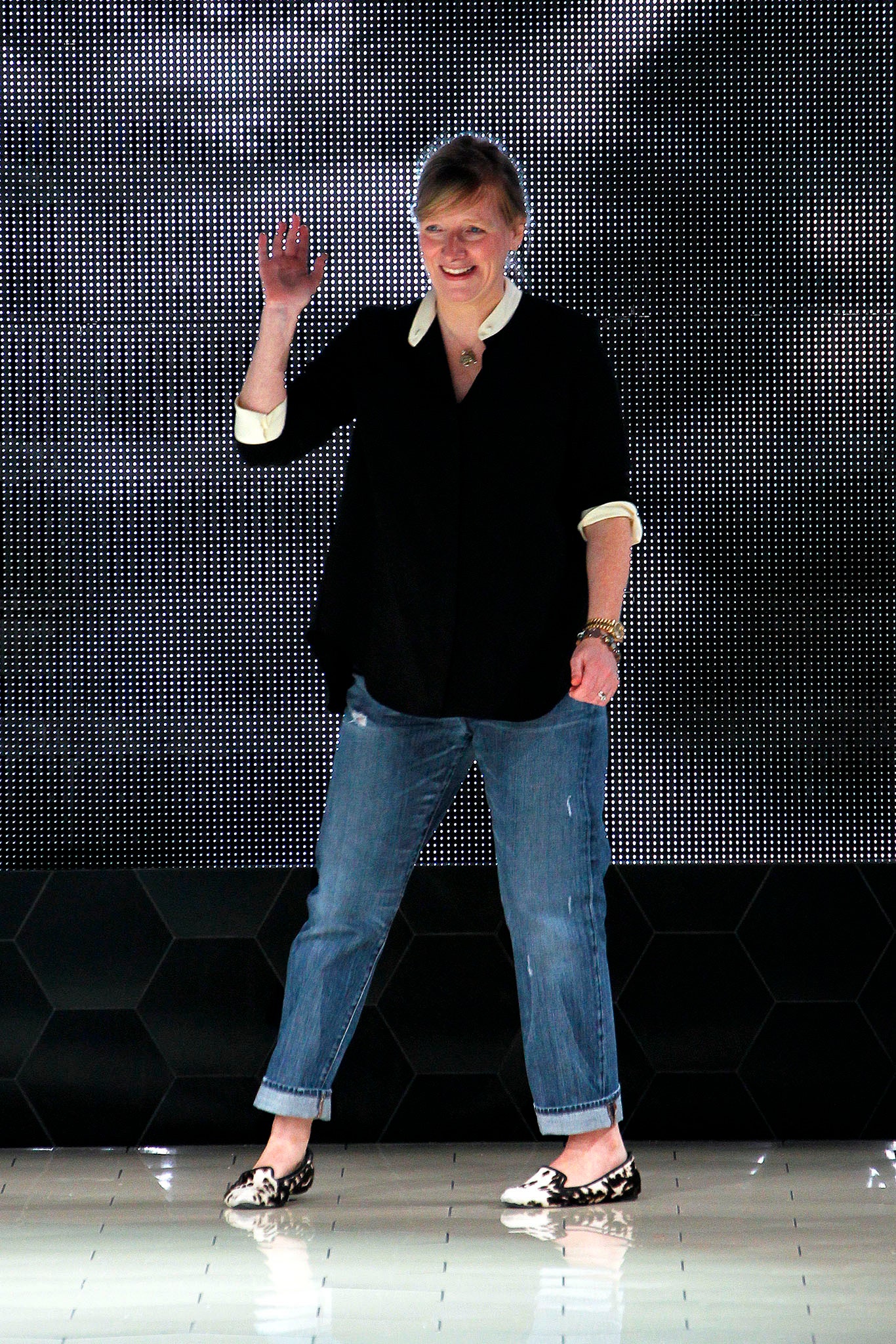 relaxed black shirt with blue jeans