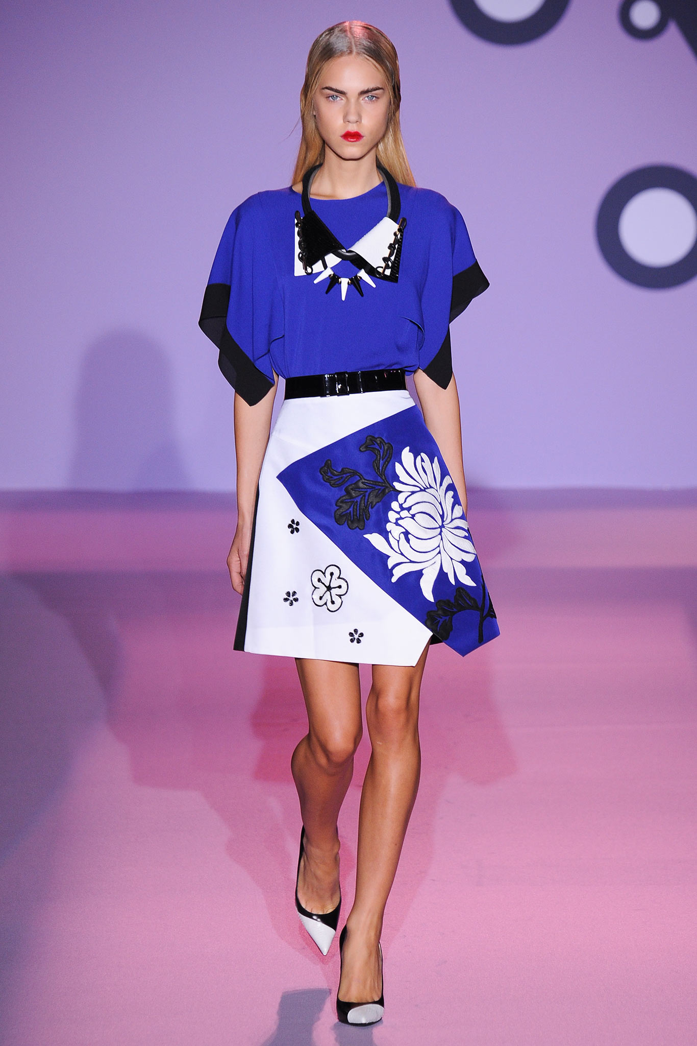 white asymmetric fitted printed mini skirt