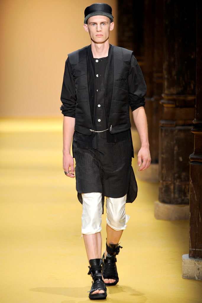 black cotton short-sleeve collared relaxed shirt