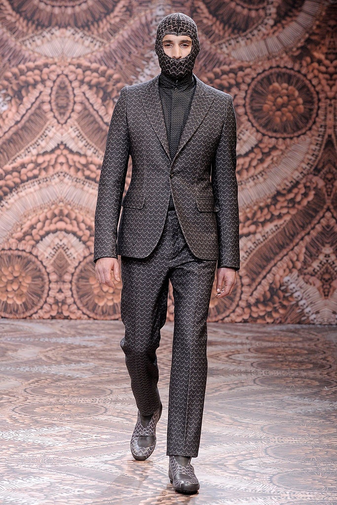 black long-sleeve collared tailored textured suit
