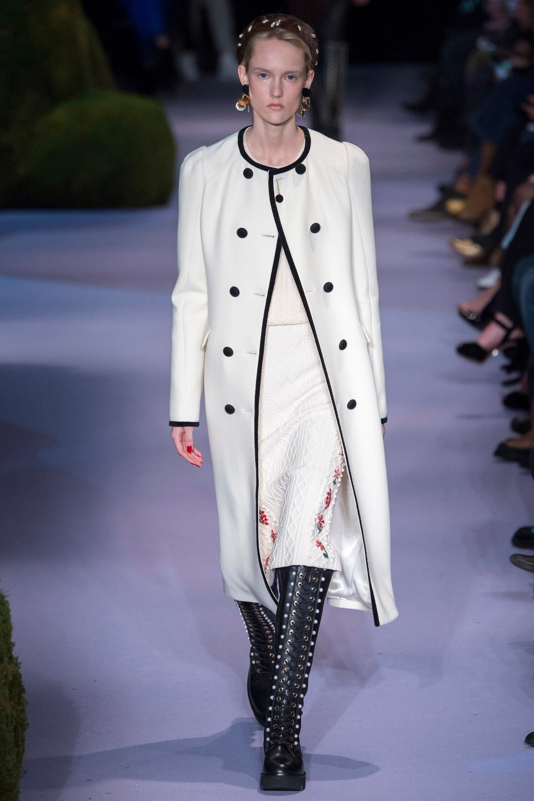 white wool long-sleeve collared fitted buttoned coat