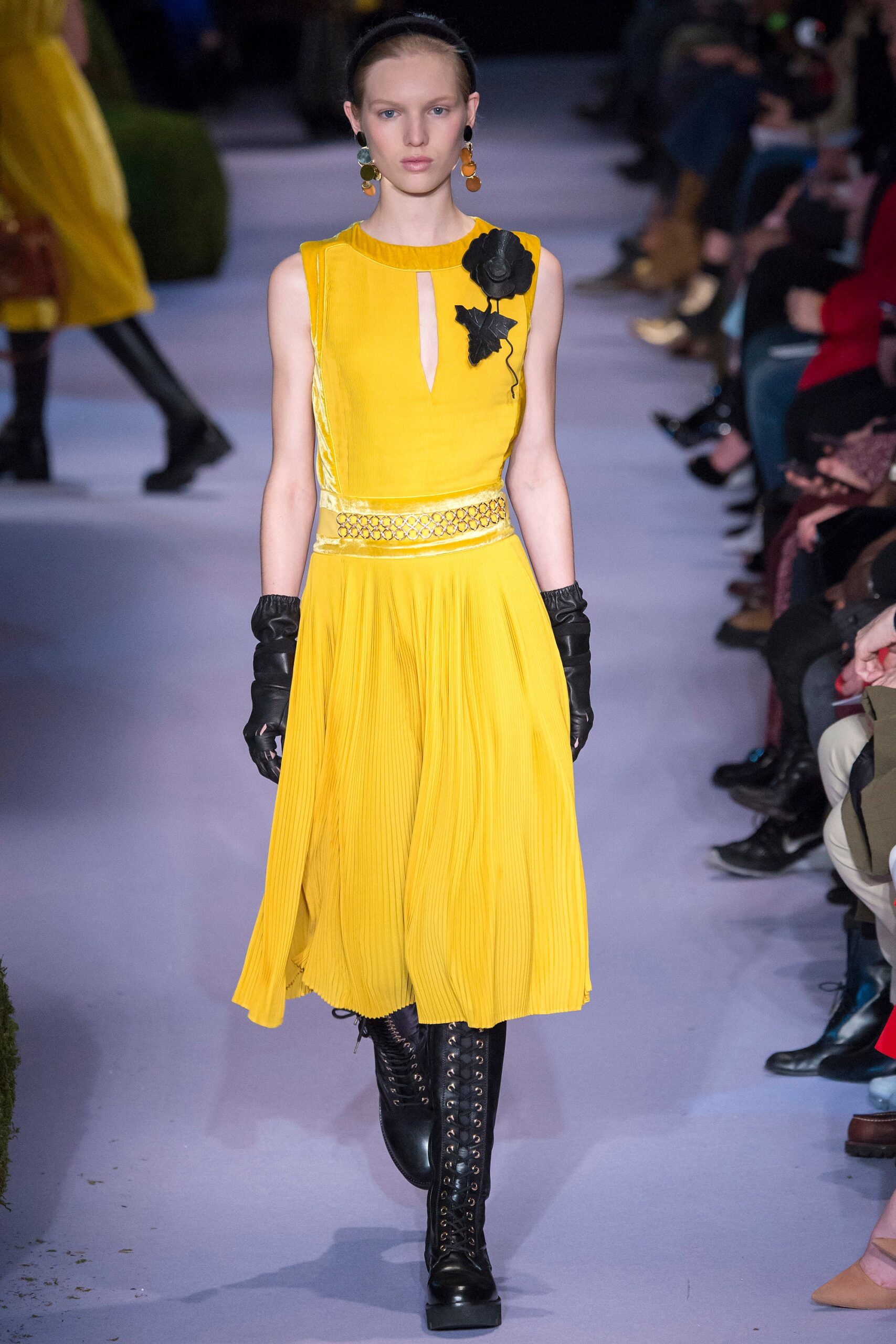 black leather fitted gloves