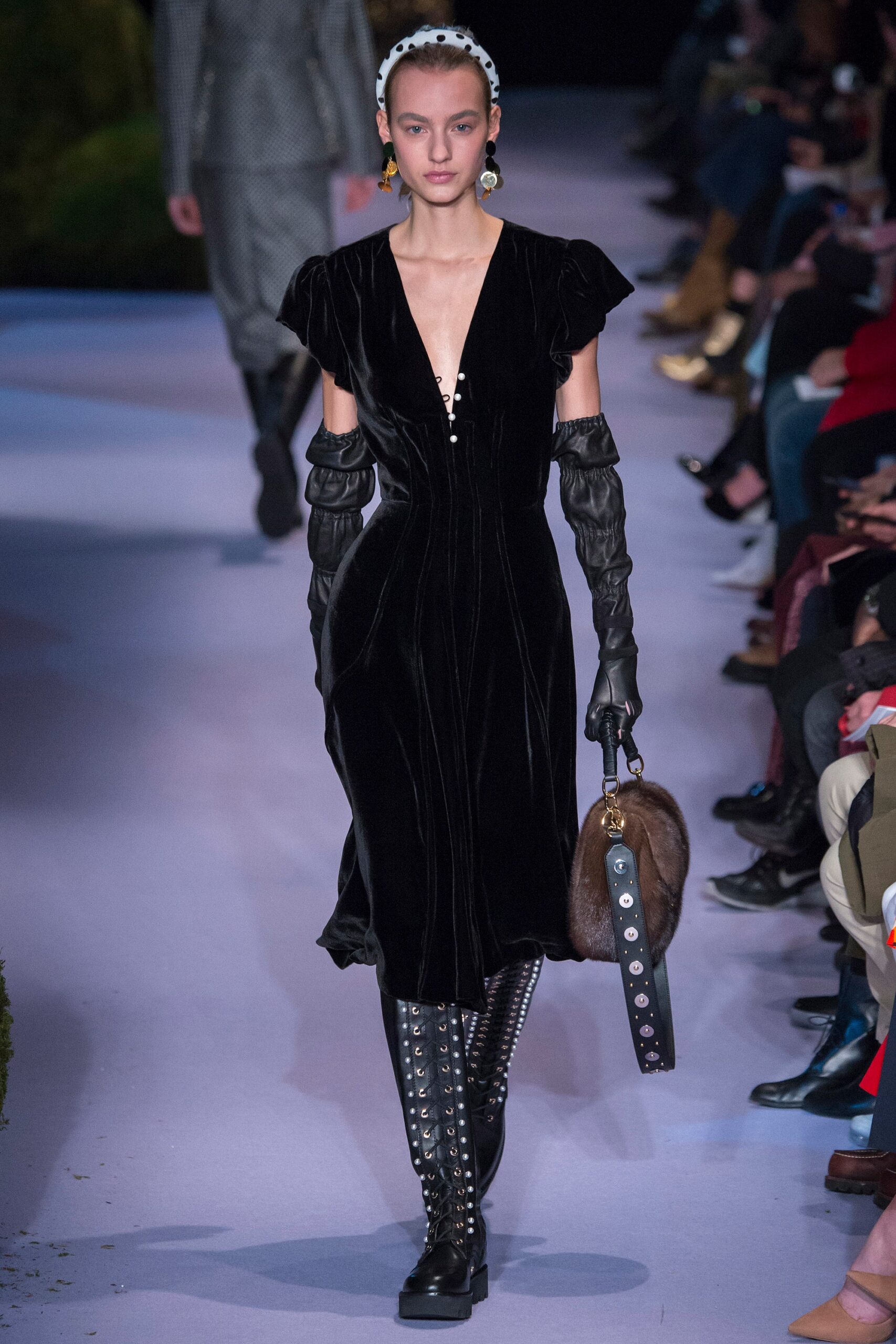 black leather fitted gloves