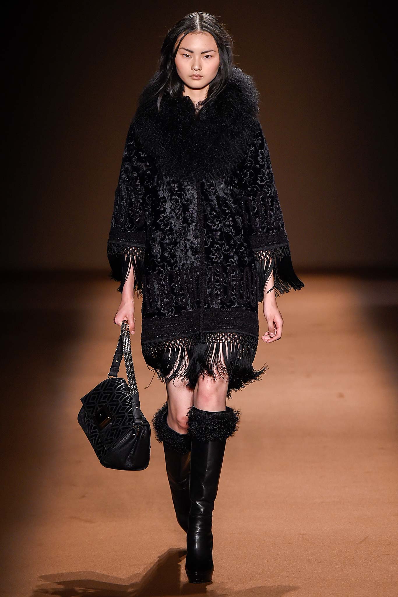 black faux-fur long-sleeve relaxed fringed cape