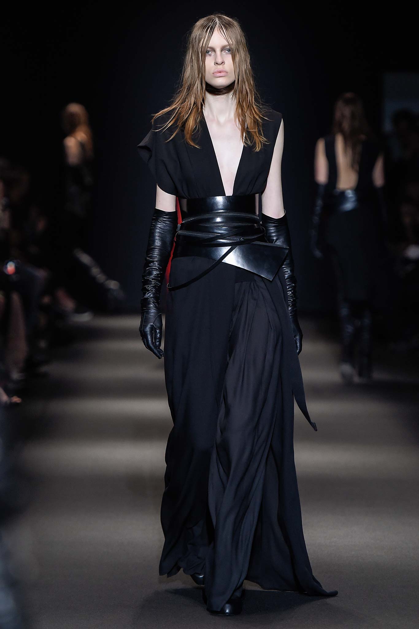 black leather fitted gloves