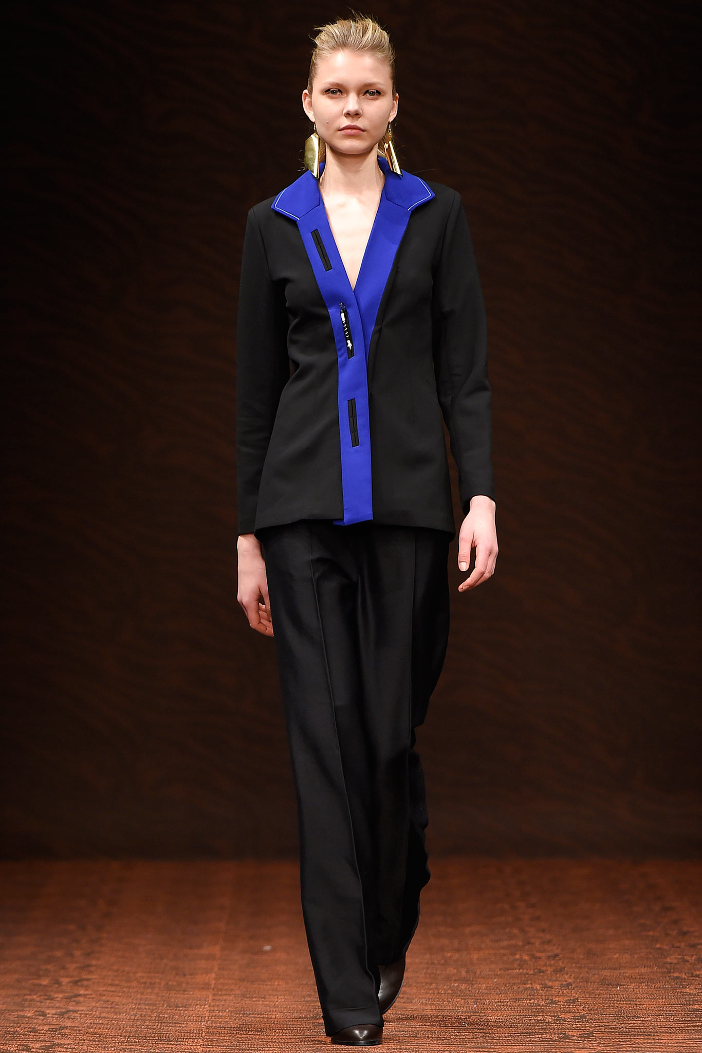 black and blue fitted blazer with relaxed pants
