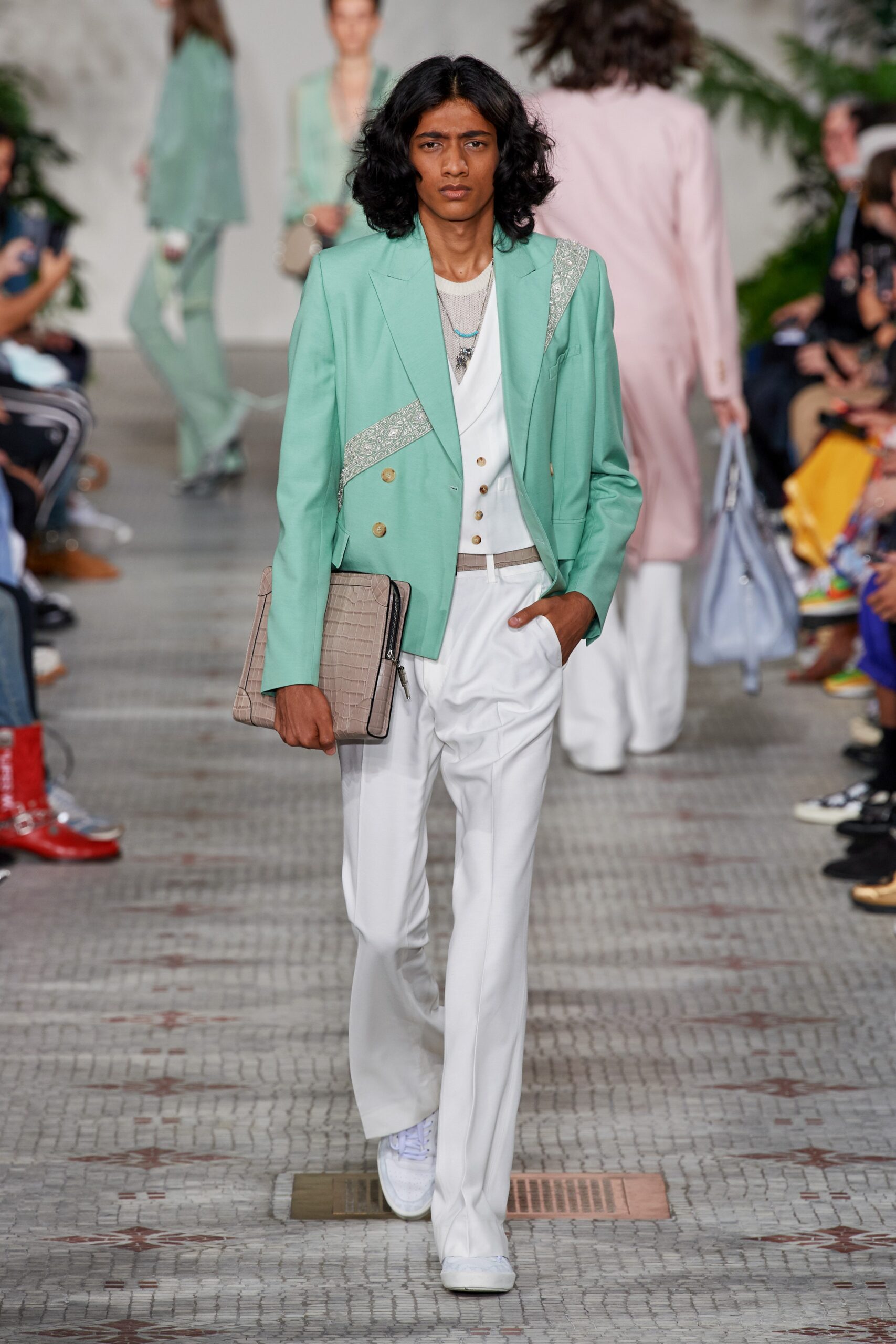 green long-sleeve collared tailored buttoned blazer