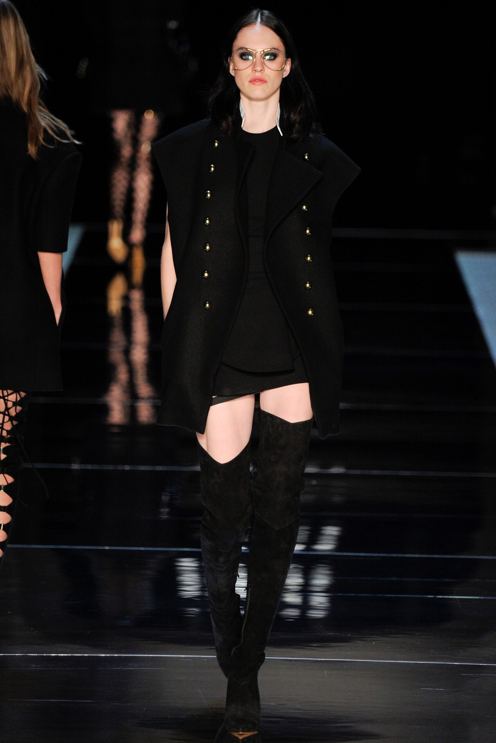 black wool sleeveless collared fitted buttoned coat
