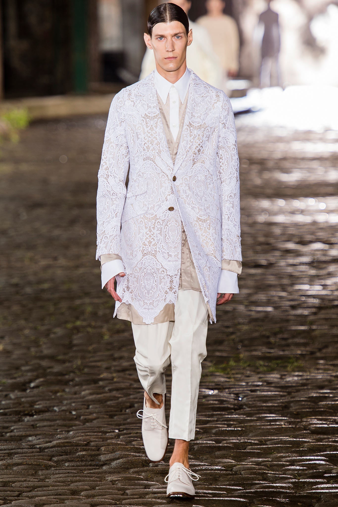 white lace long-sleeve collared relaxed buttoned embroidered blazer