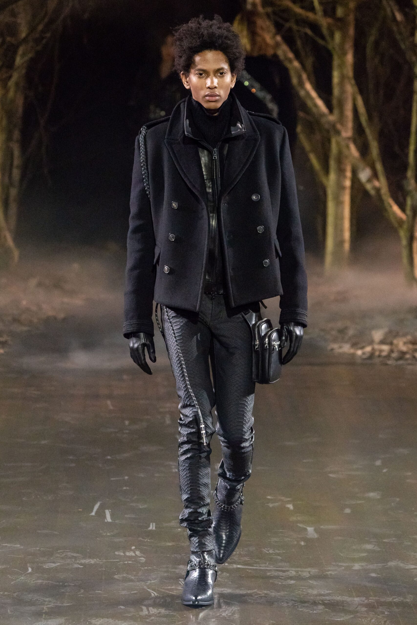 black leather fitted gloves