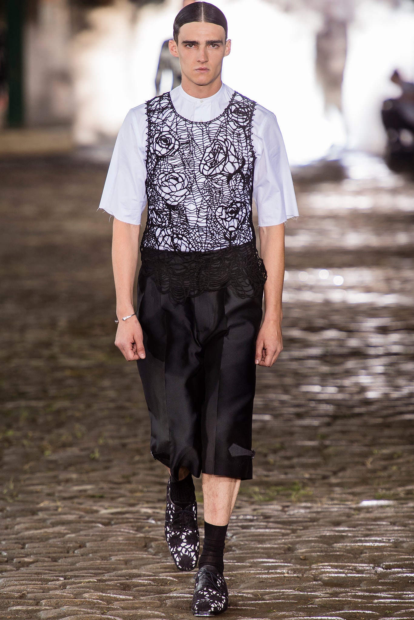 black lace sleeveless fitted embroidered vest