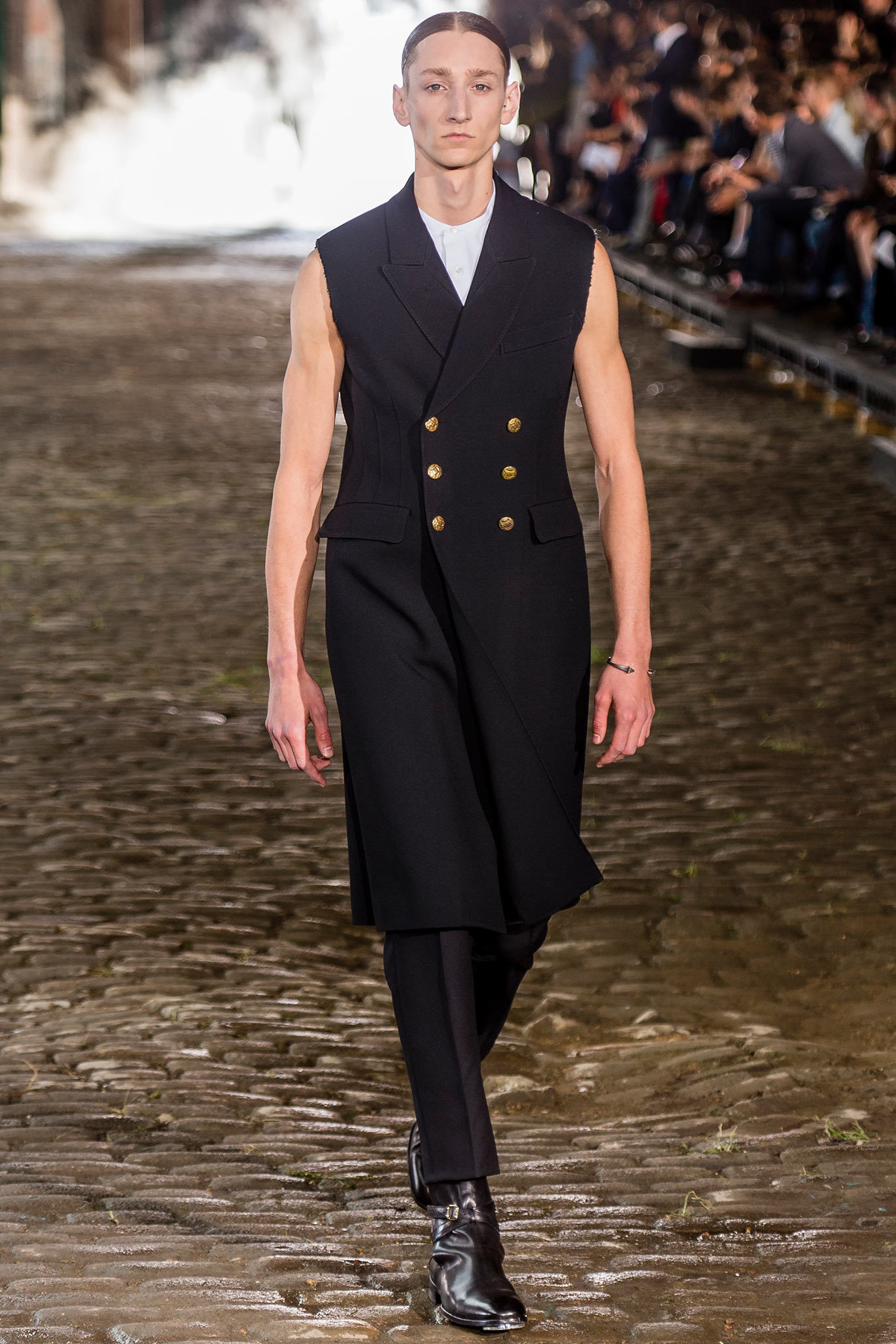 black wool sleeveless collared fitted suit