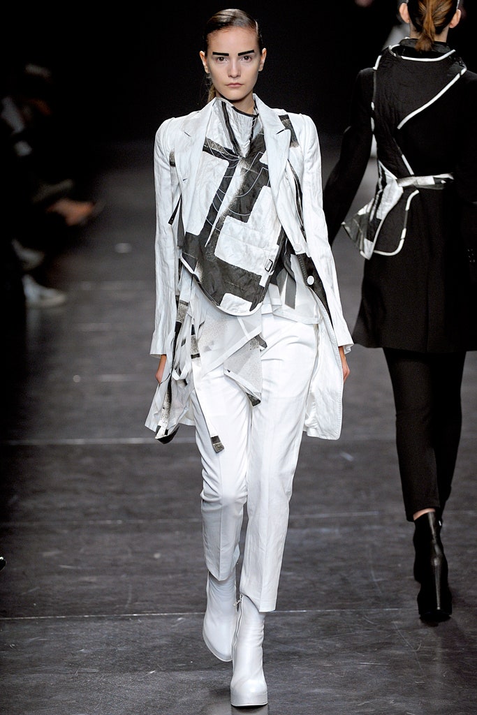 white cotton long-sleeve collared fitted zippered coat