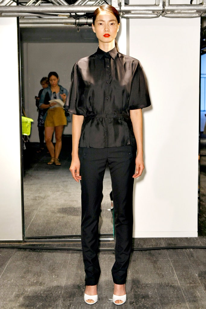 black silk short-sleeve collared fitted pleated shirt
