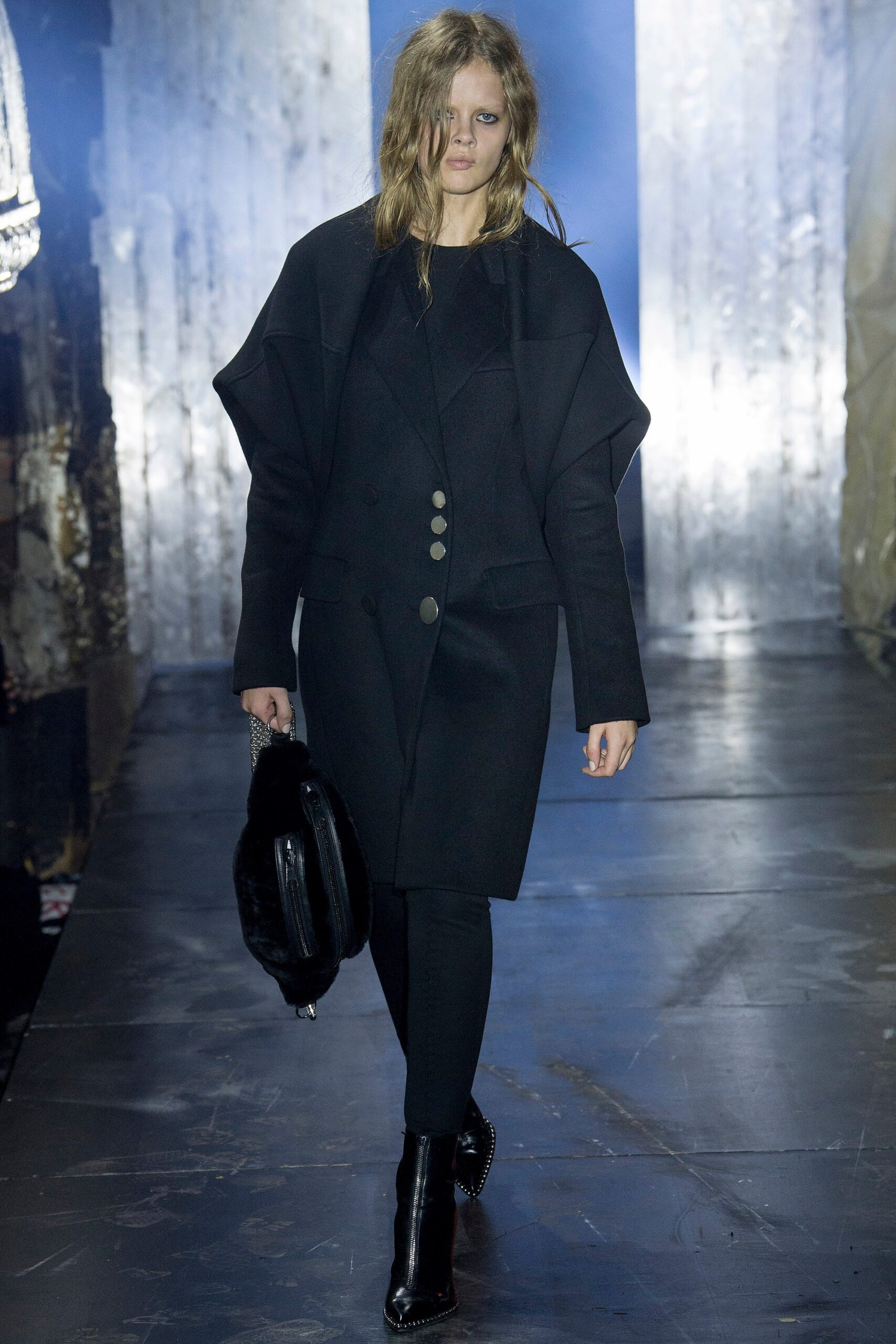black wool long-sleeve collared fitted buttoned coat