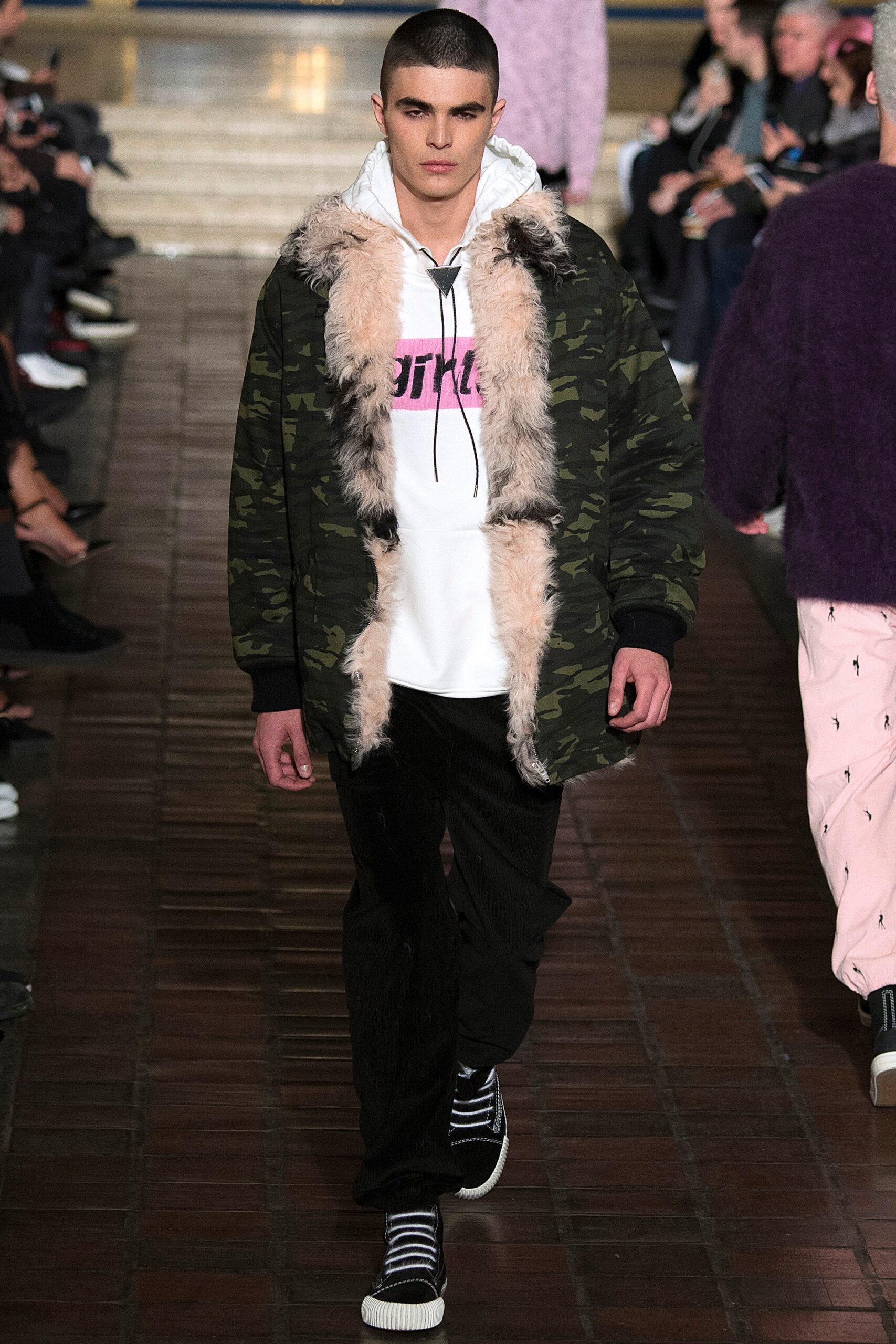 green faux-fur long-sleeve hooded relaxed camouflage zippered jacket