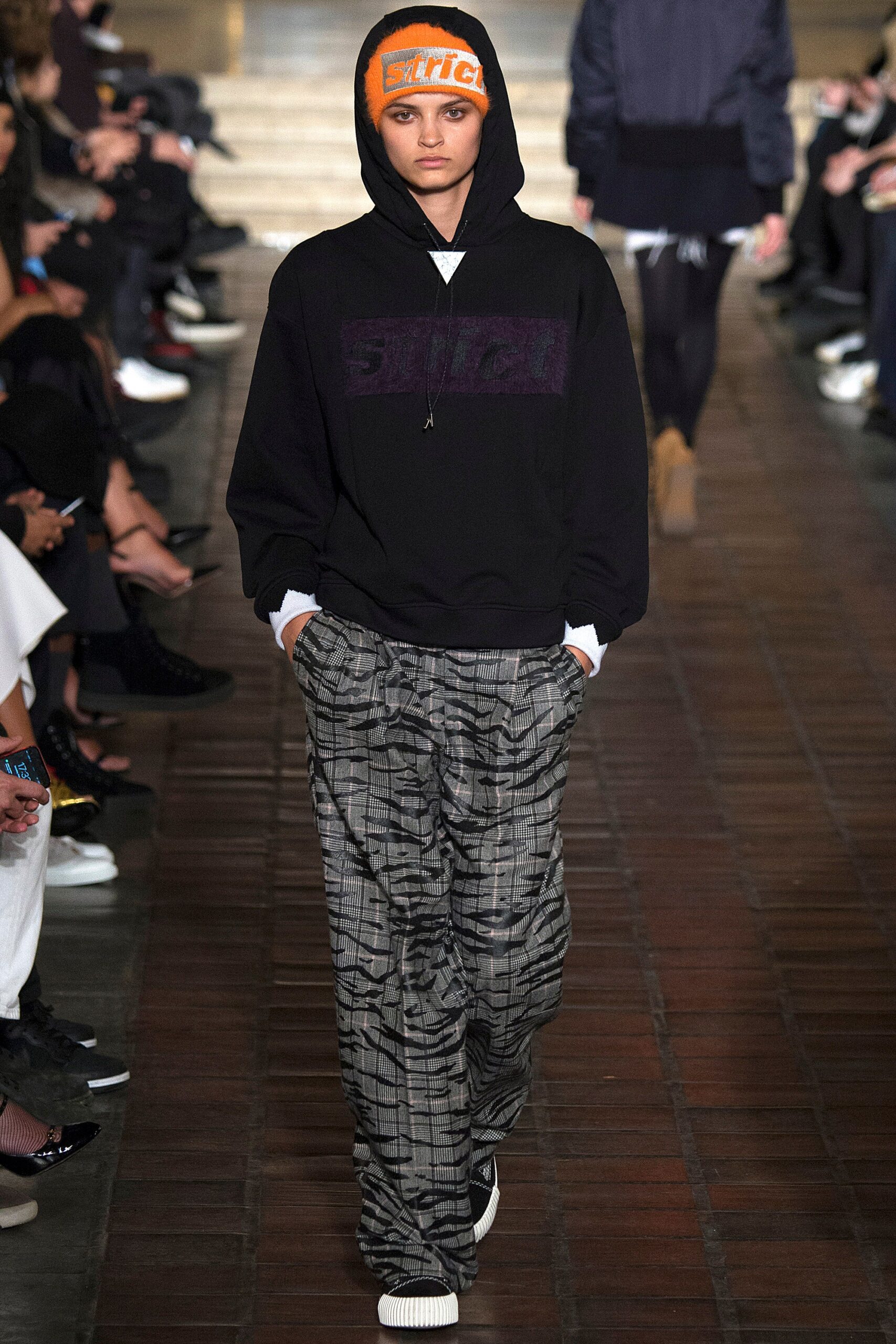 black cotton long-sleeve hooded relaxed printed hoodie