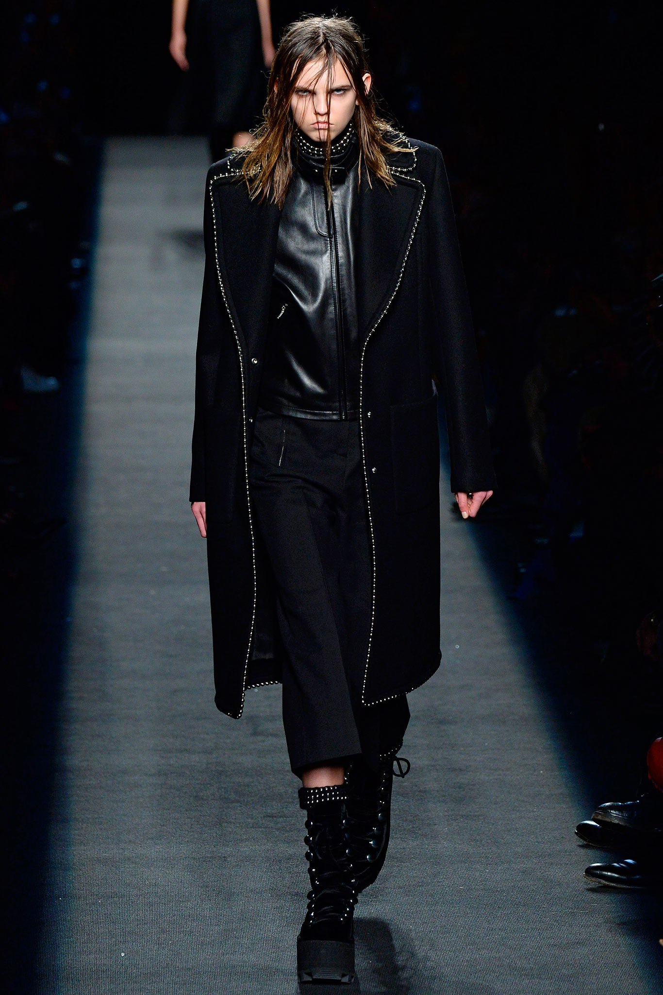 black leather long-sleeve collared fitted zippered coat