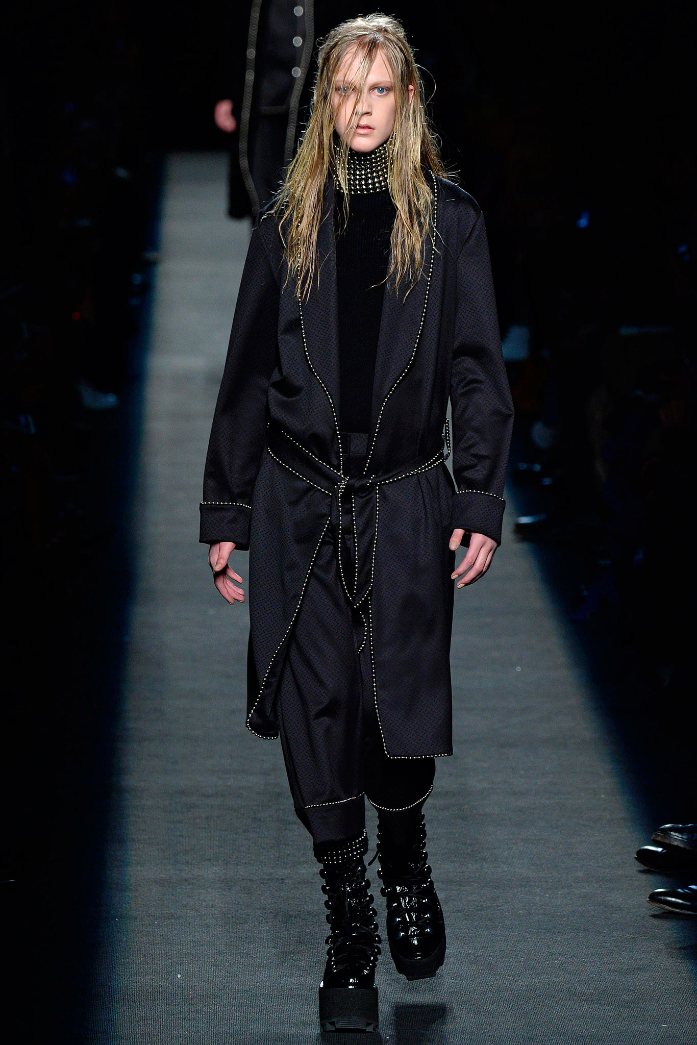 black cotton long-sleeve collared relaxed zippered coat