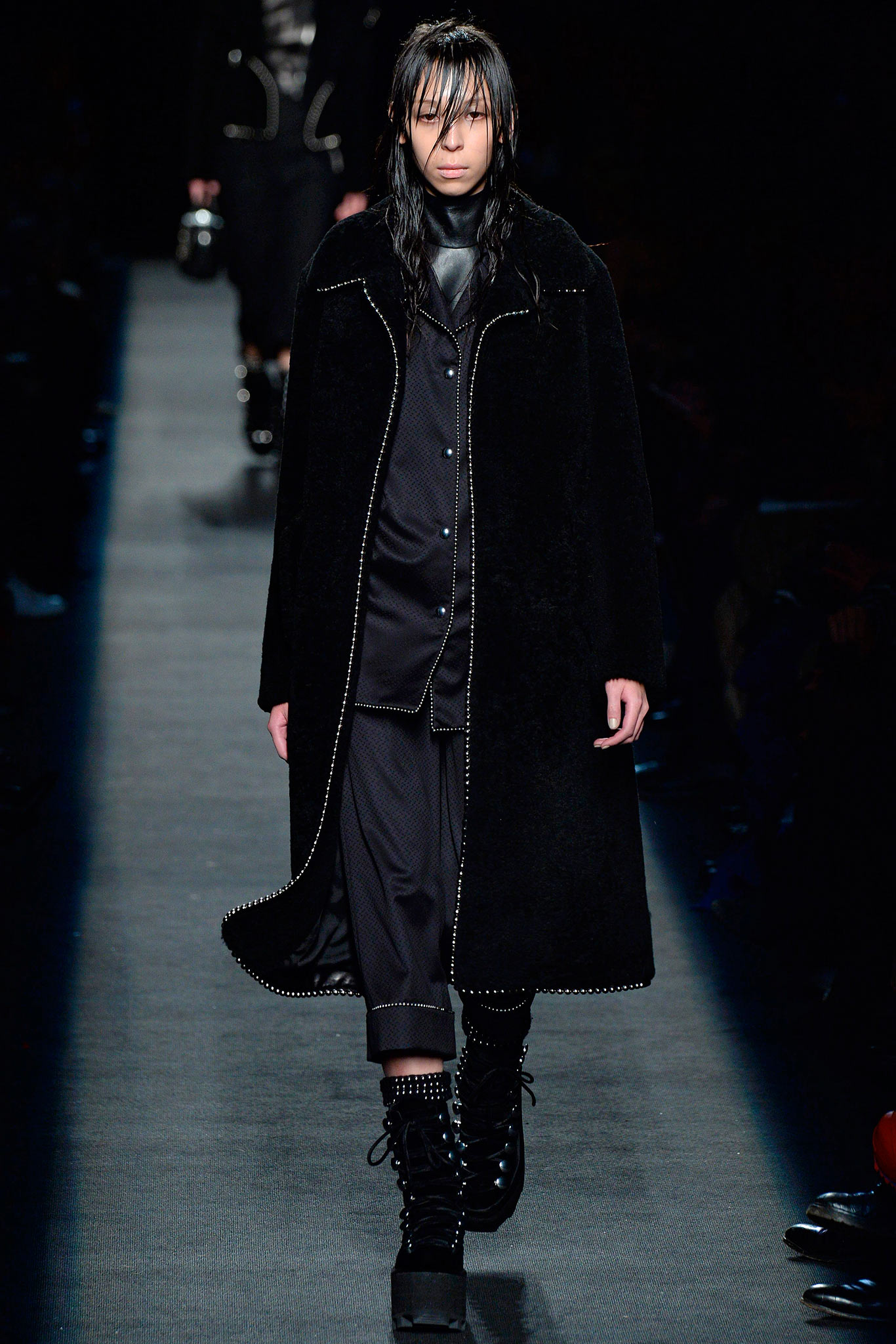 black wool long-sleeve collared relaxed buttoned coat
