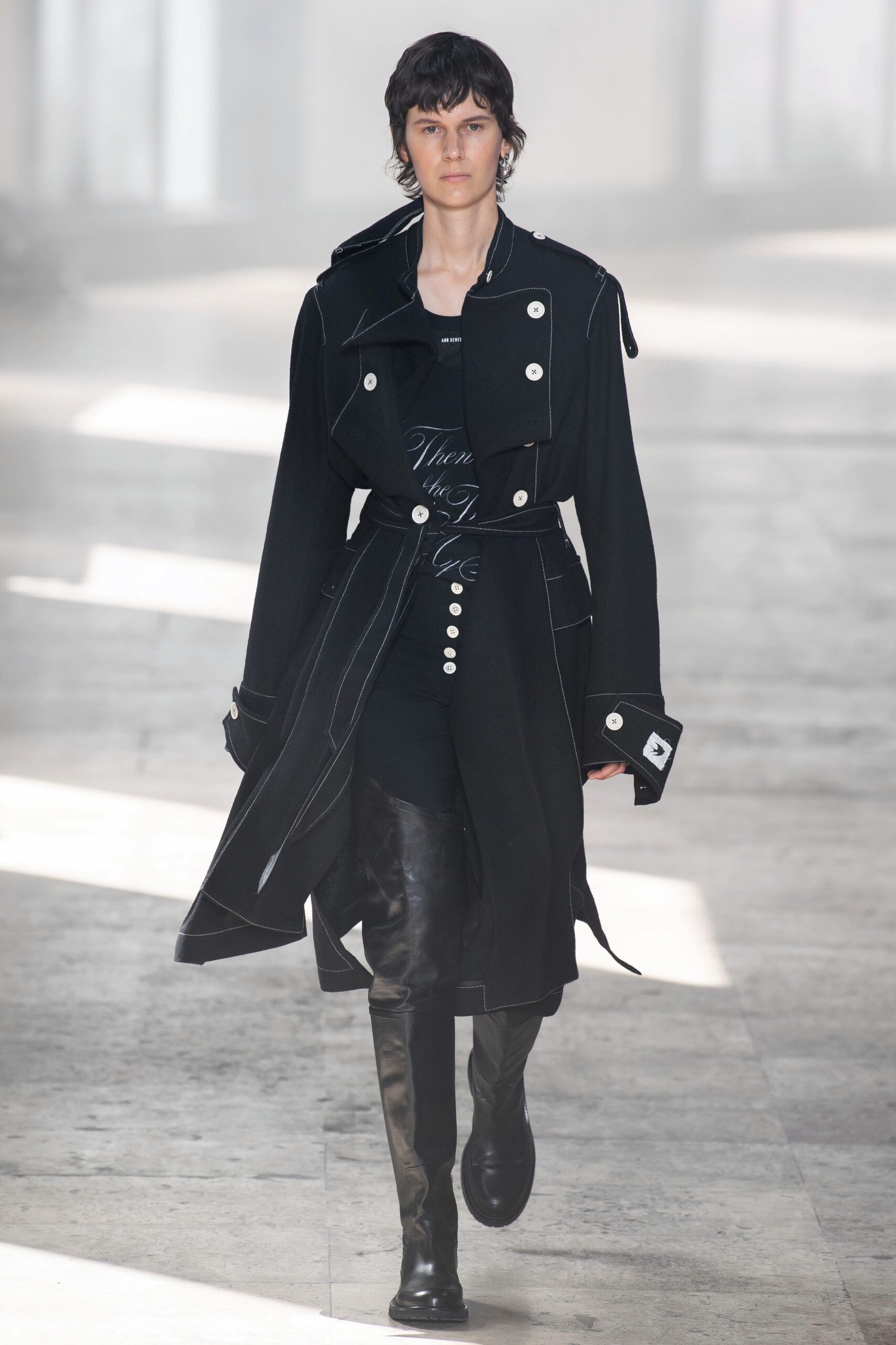 black cotton long-sleeve collared fitted buttoned zippered coat