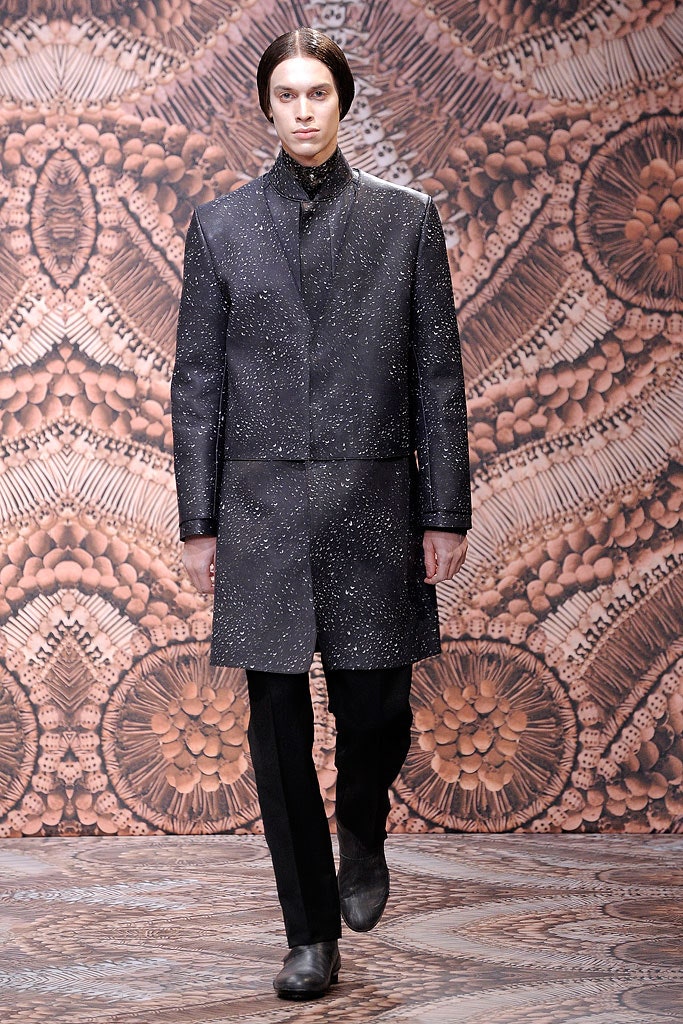 black wool long-sleeve collared fitted buttoned coat