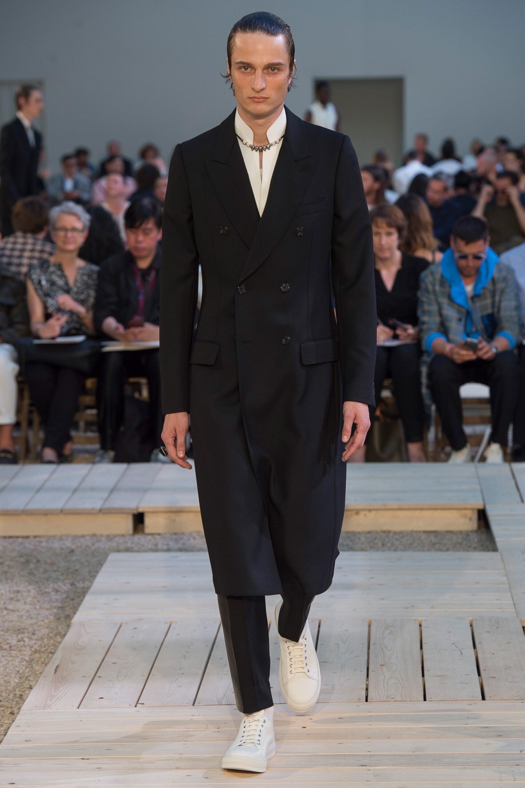 black wool long-sleeve collared tailored buttoned suit