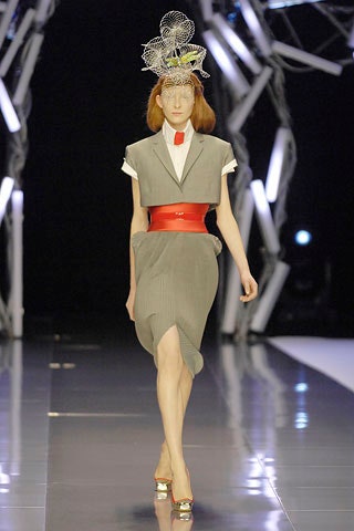gray cotton short-sleeve v-neck fitted pleated belted dress