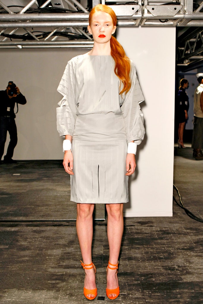 gray pleated midi dress with orange shoes