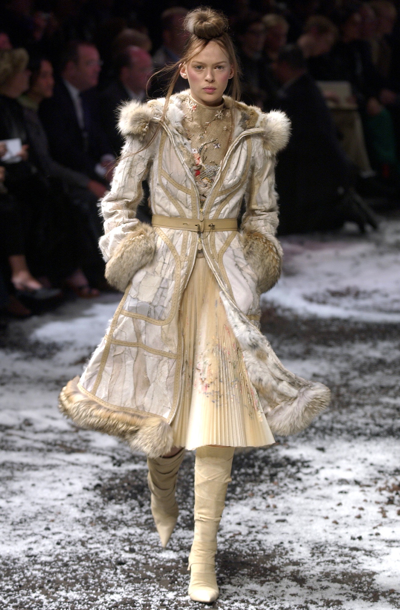 white fur long-sleeve collared fitted zippered pleated coat