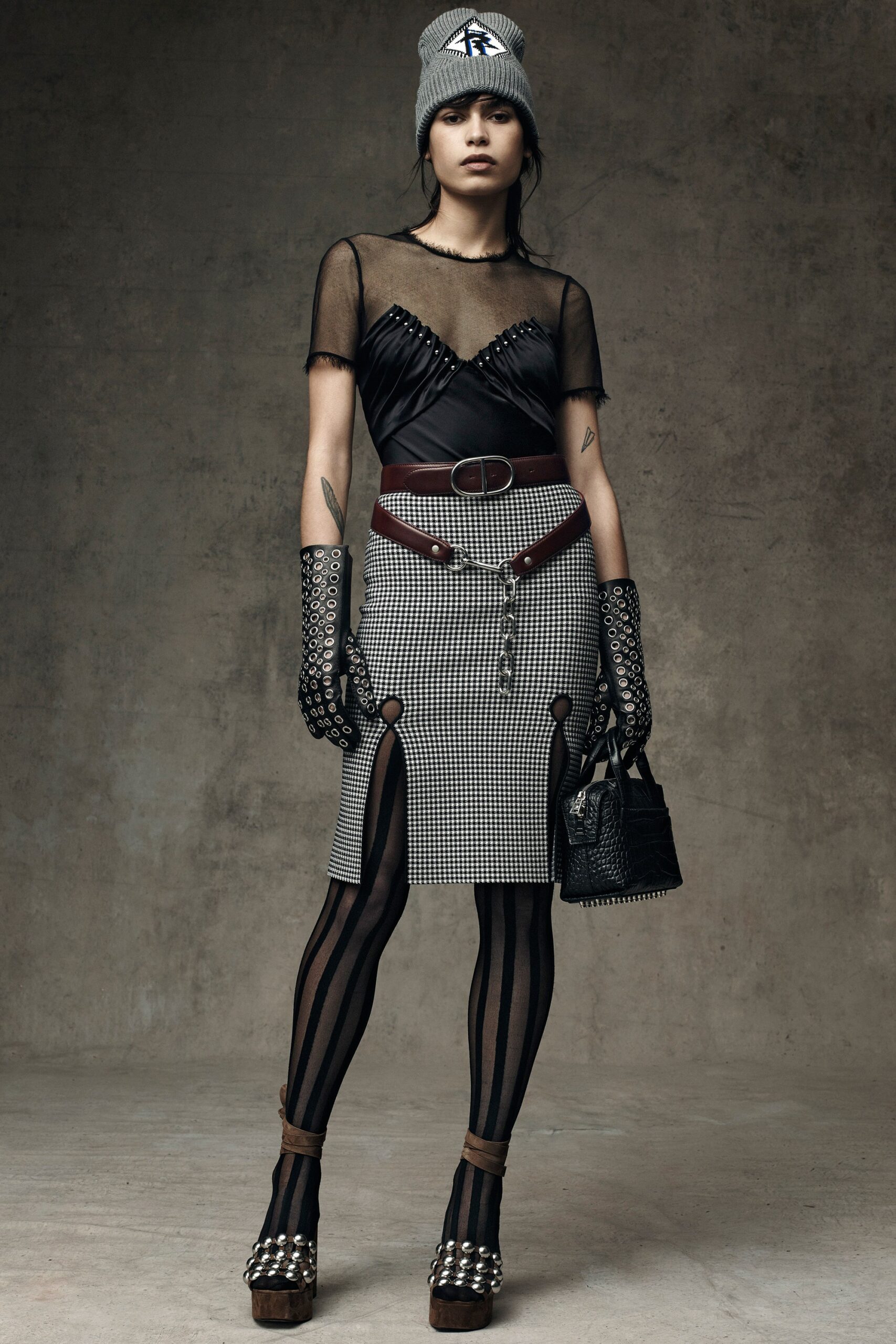black leather fitted textured gloves