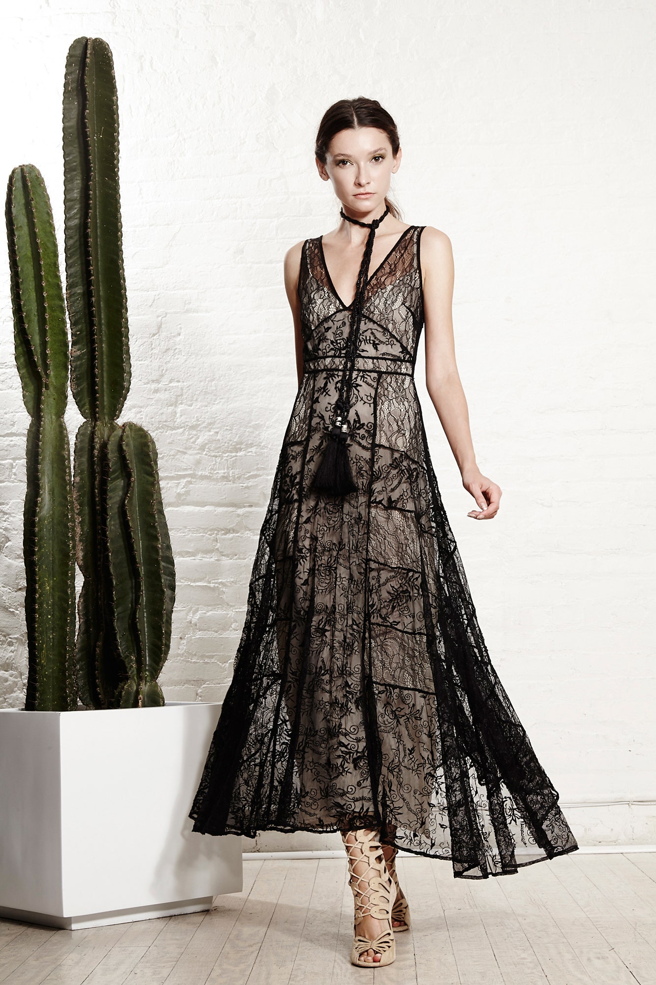 black lace sleeveless dress