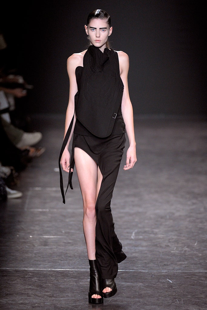 black fitted sleeveless dress