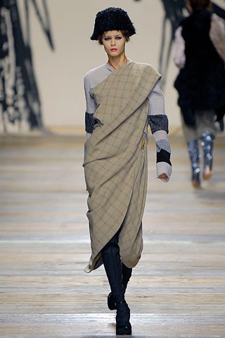 beige draped midi dress with black hat