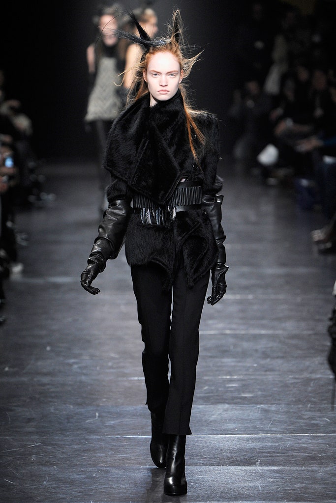 black faux-fur long-sleeve collared fitted layered coat